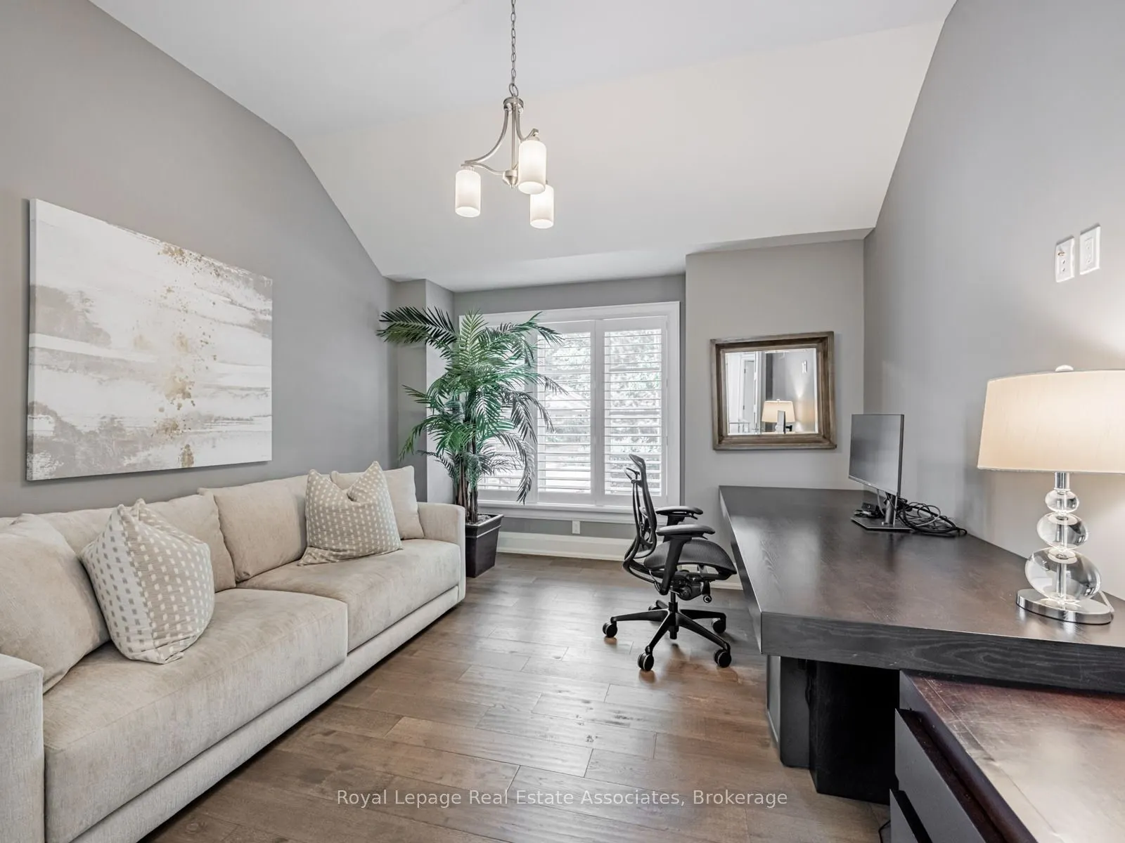 142 Mineola Road E