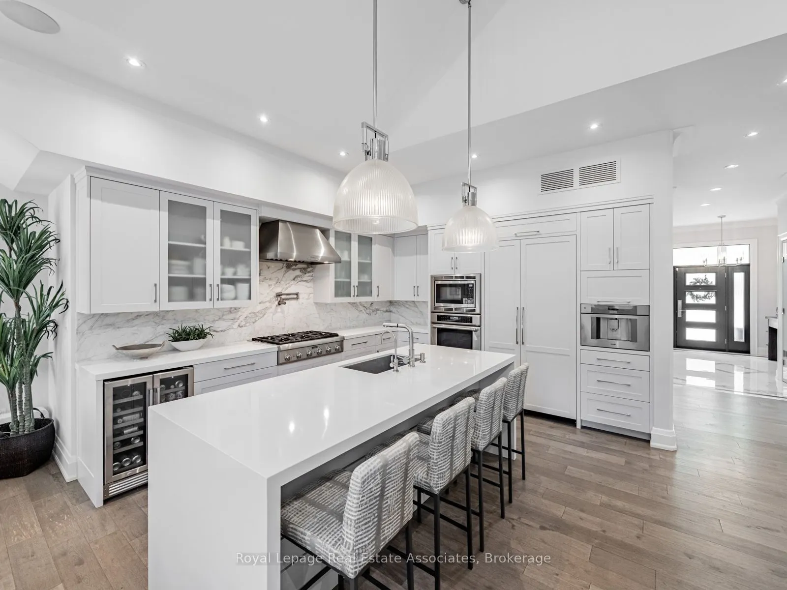 142 Mineola Road E