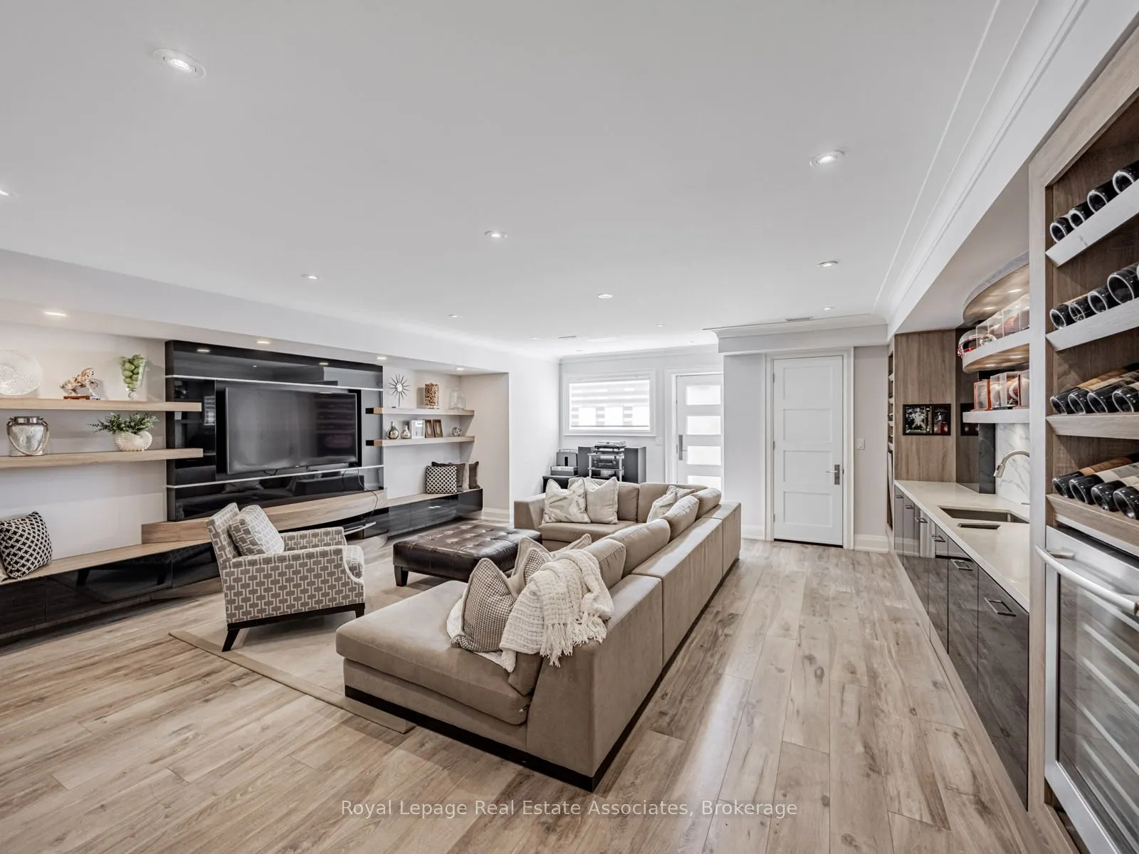 142 Mineola Road E