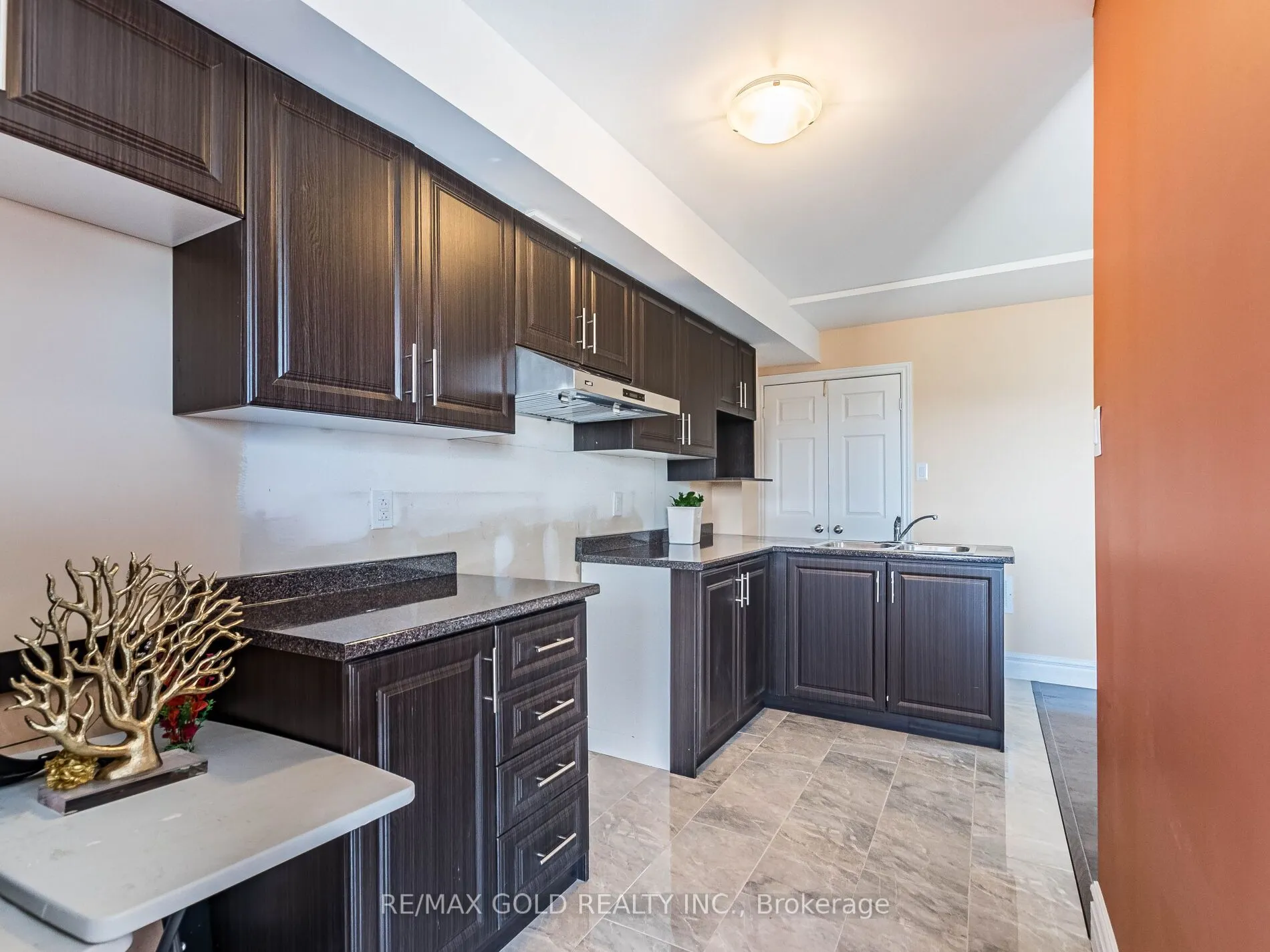 62 Masken Circle