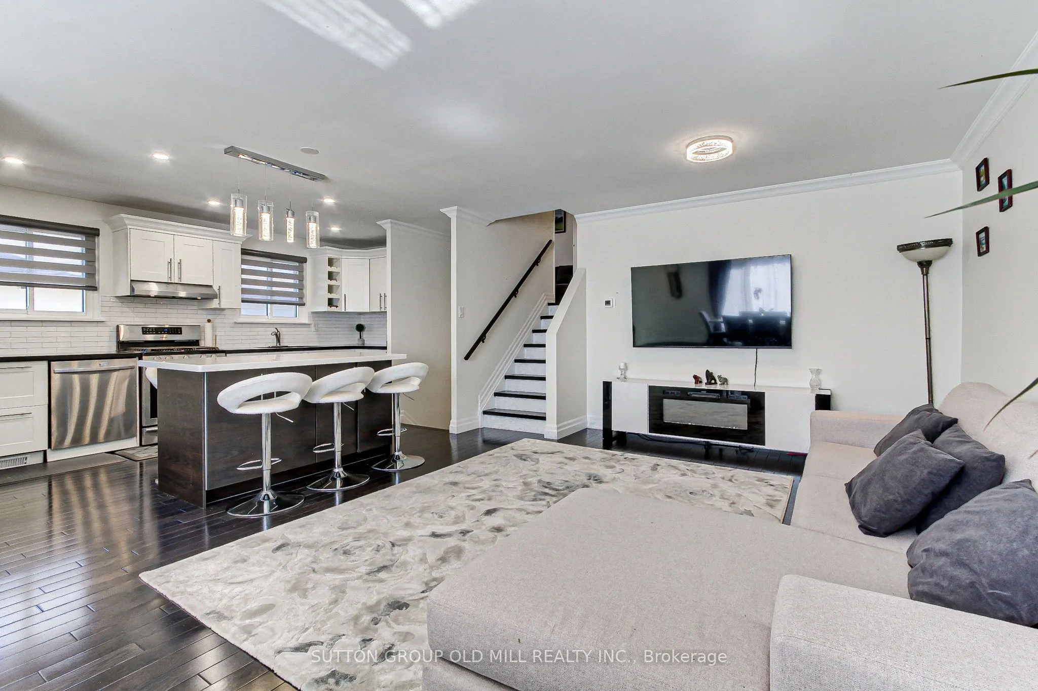 1261 Consort Crescent