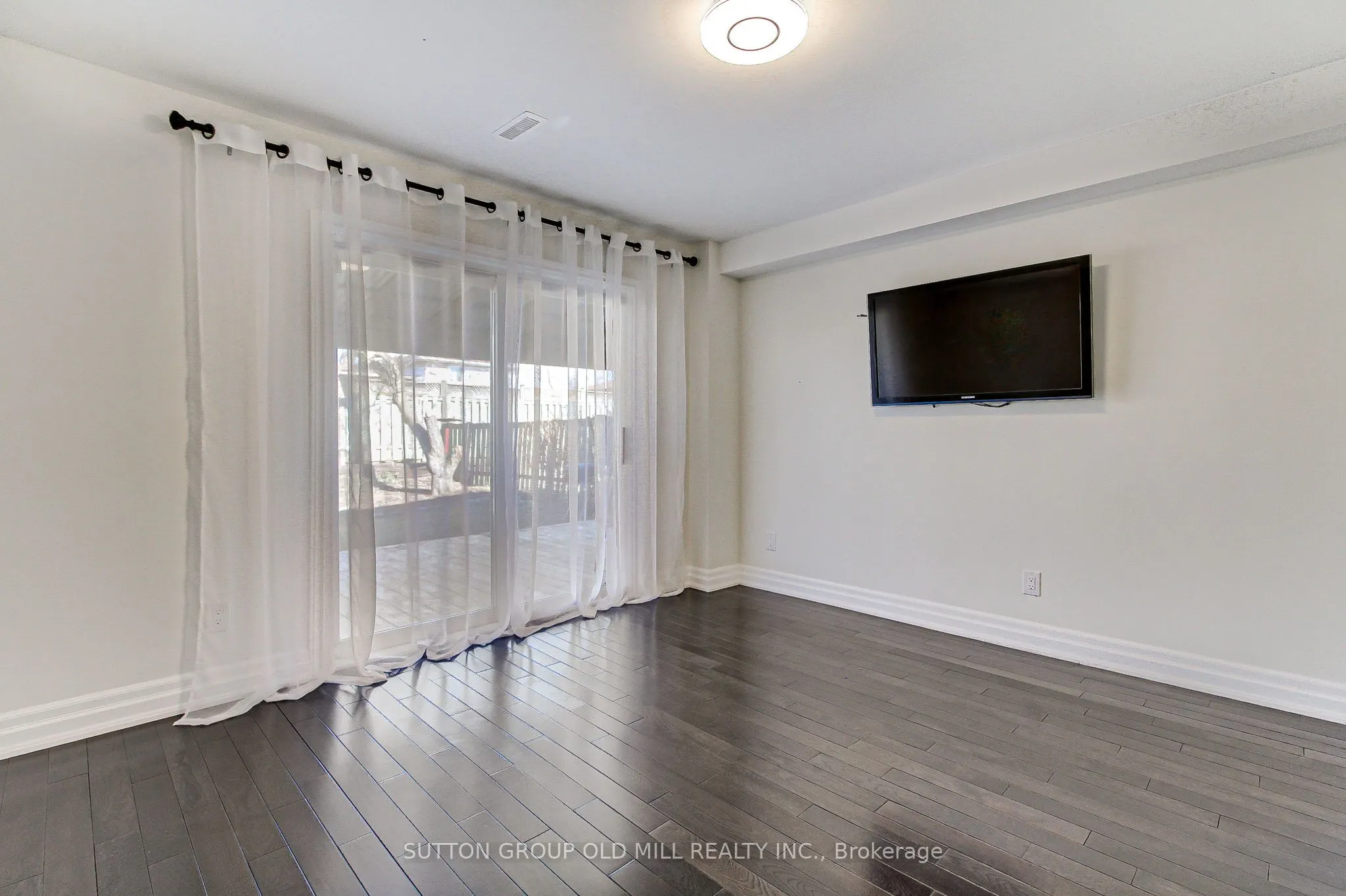 1261 Consort Crescent