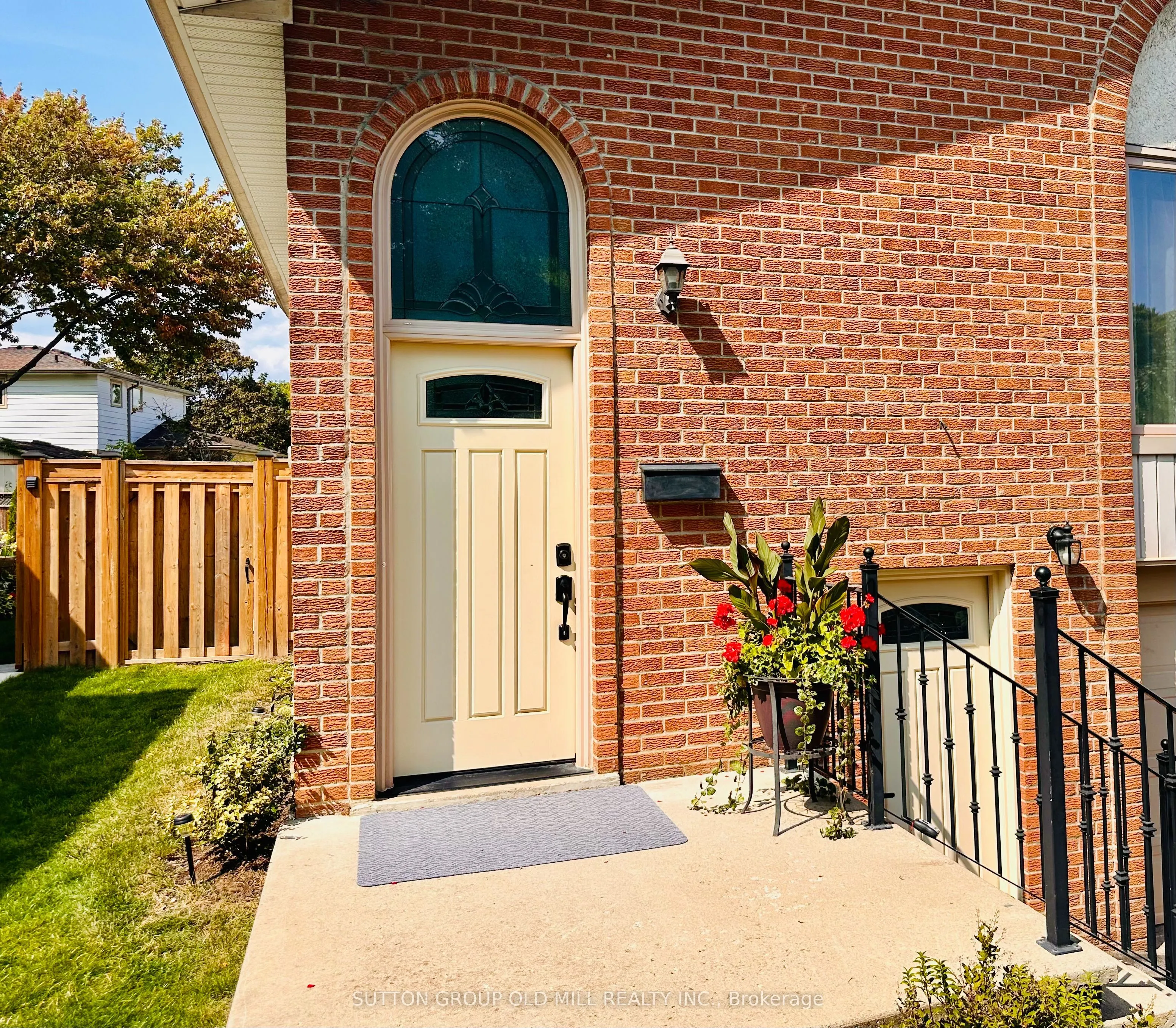 1261 Consort Crescent