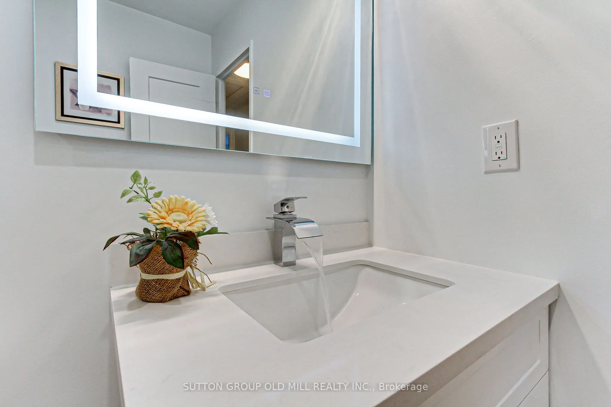 1261 Consort Crescent