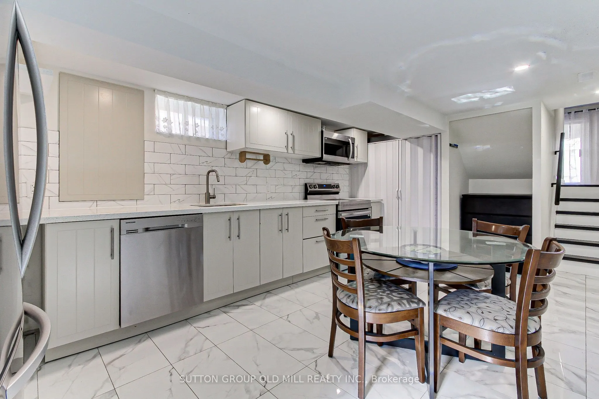 1261 Consort Crescent