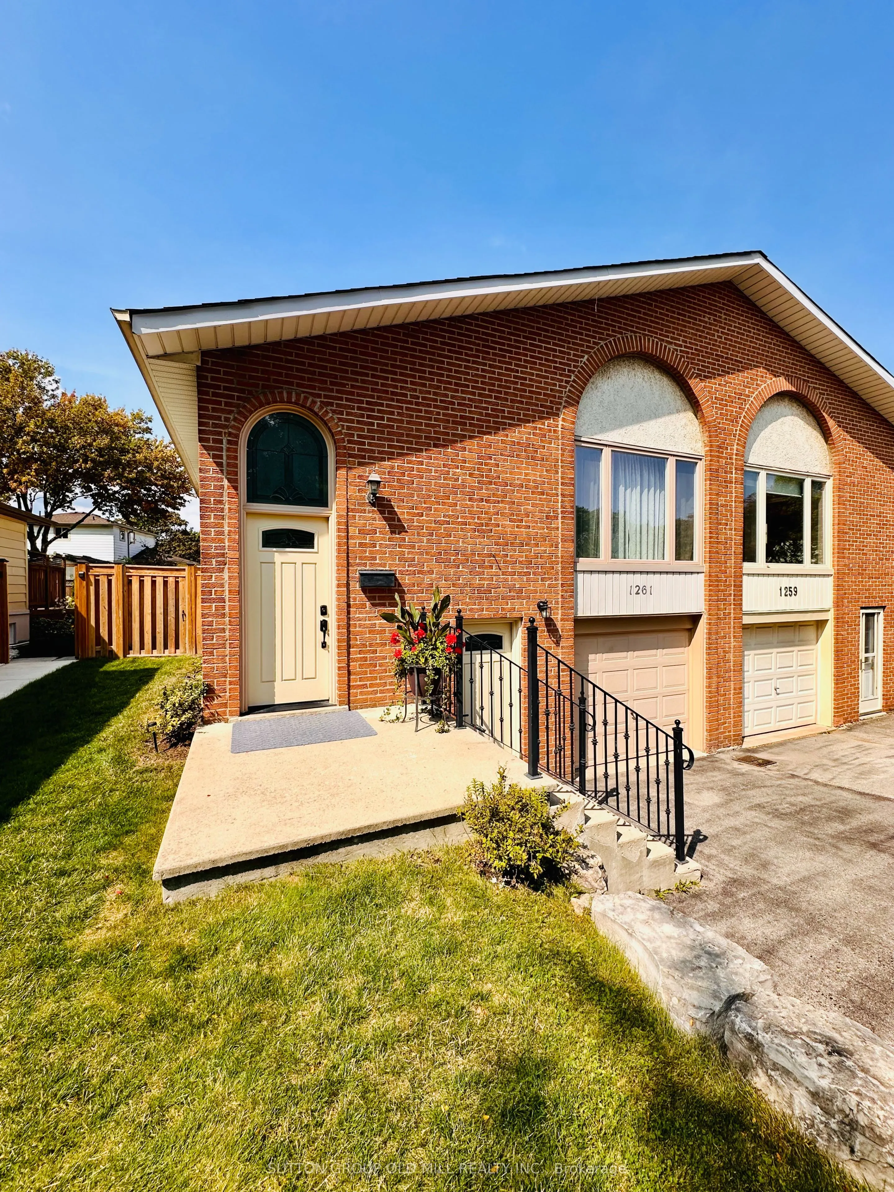 1261 Consort Crescent