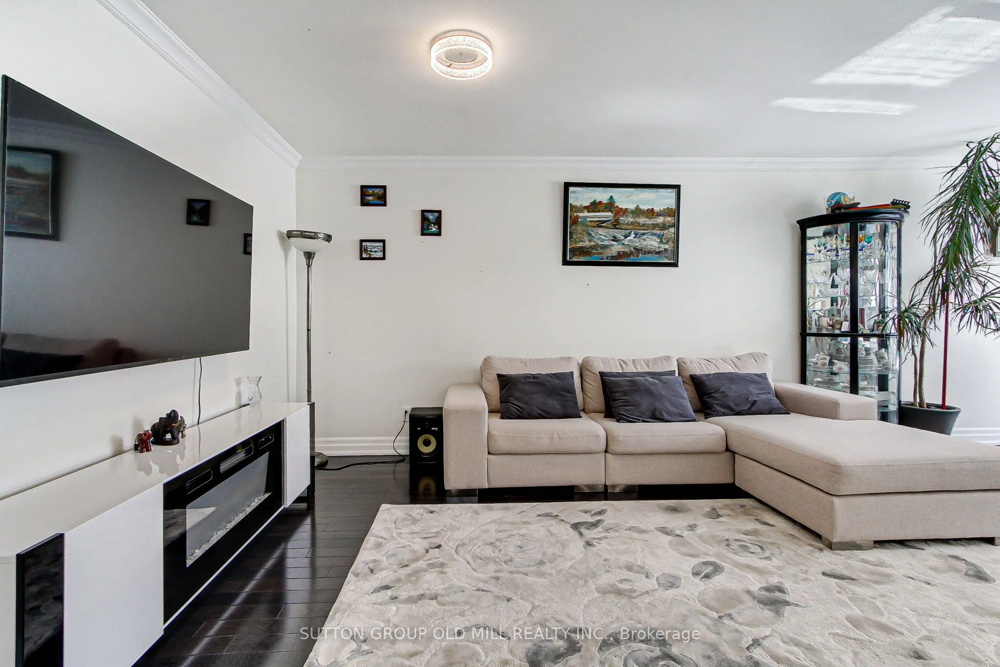 1261 Consort Crescent