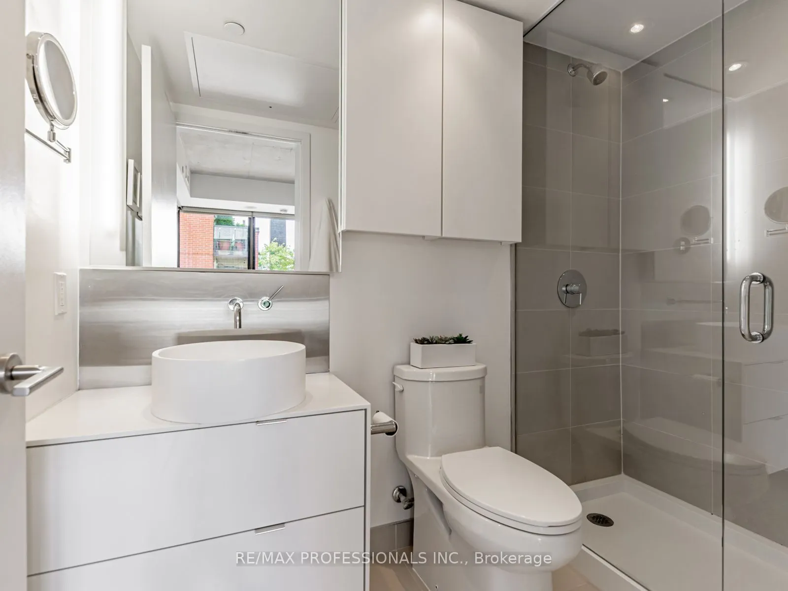 383 Sorauren Avenue, #401