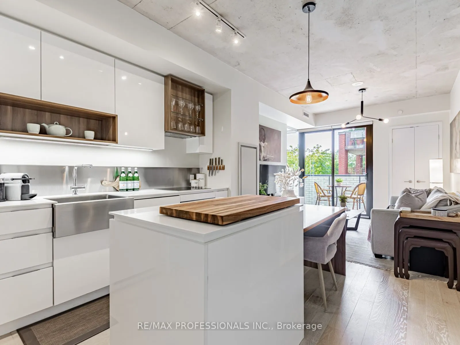 383 Sorauren Avenue, #401