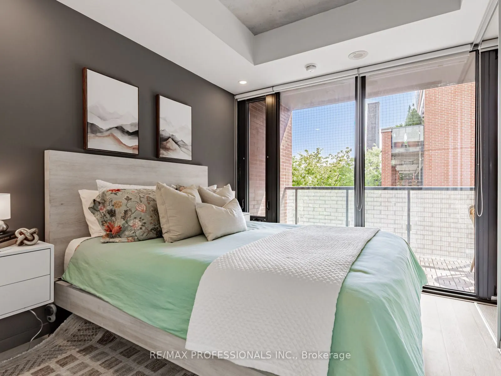 383 Sorauren Avenue, #401
