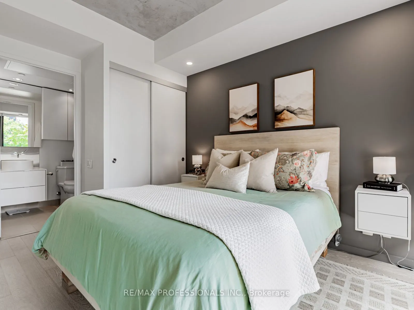 383 Sorauren Avenue, #401