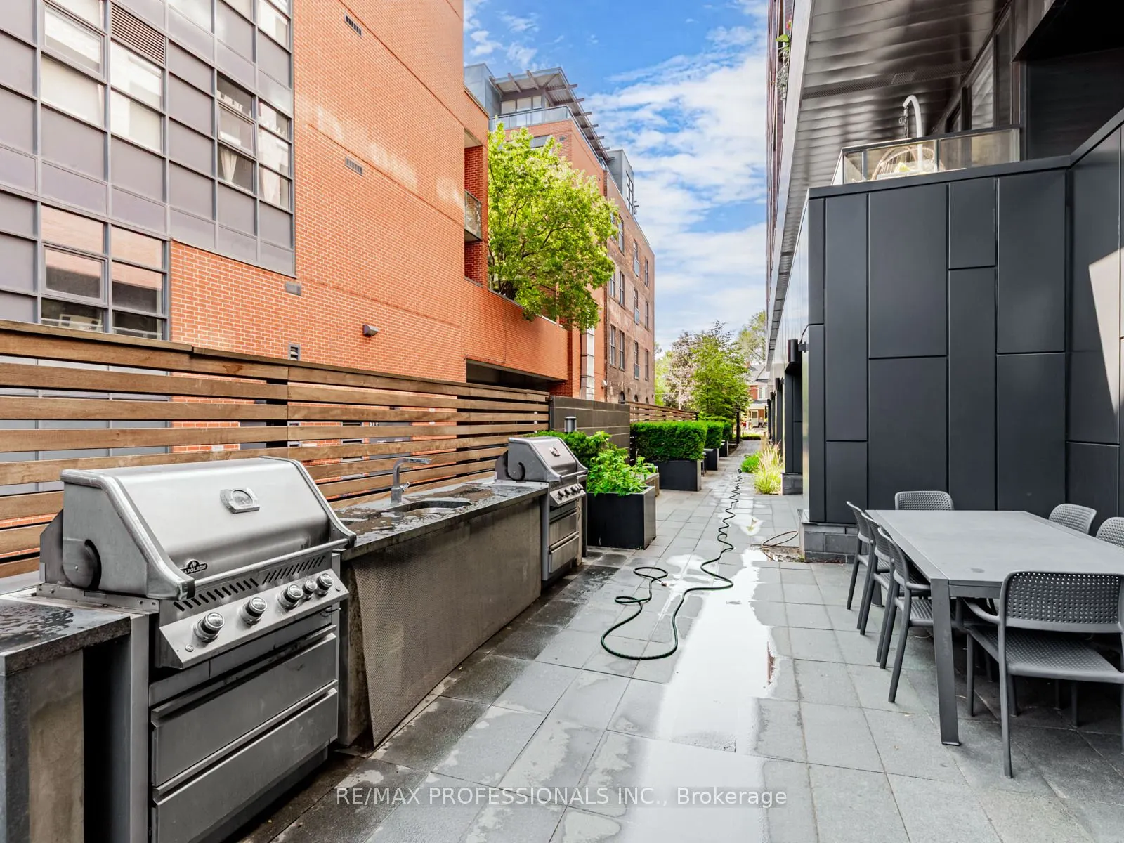 383 Sorauren Avenue, #401