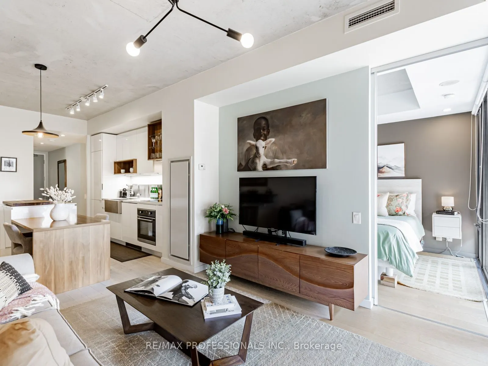 383 Sorauren Avenue, #401