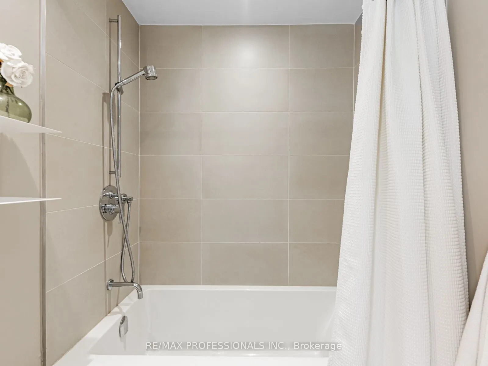383 Sorauren Avenue, #401