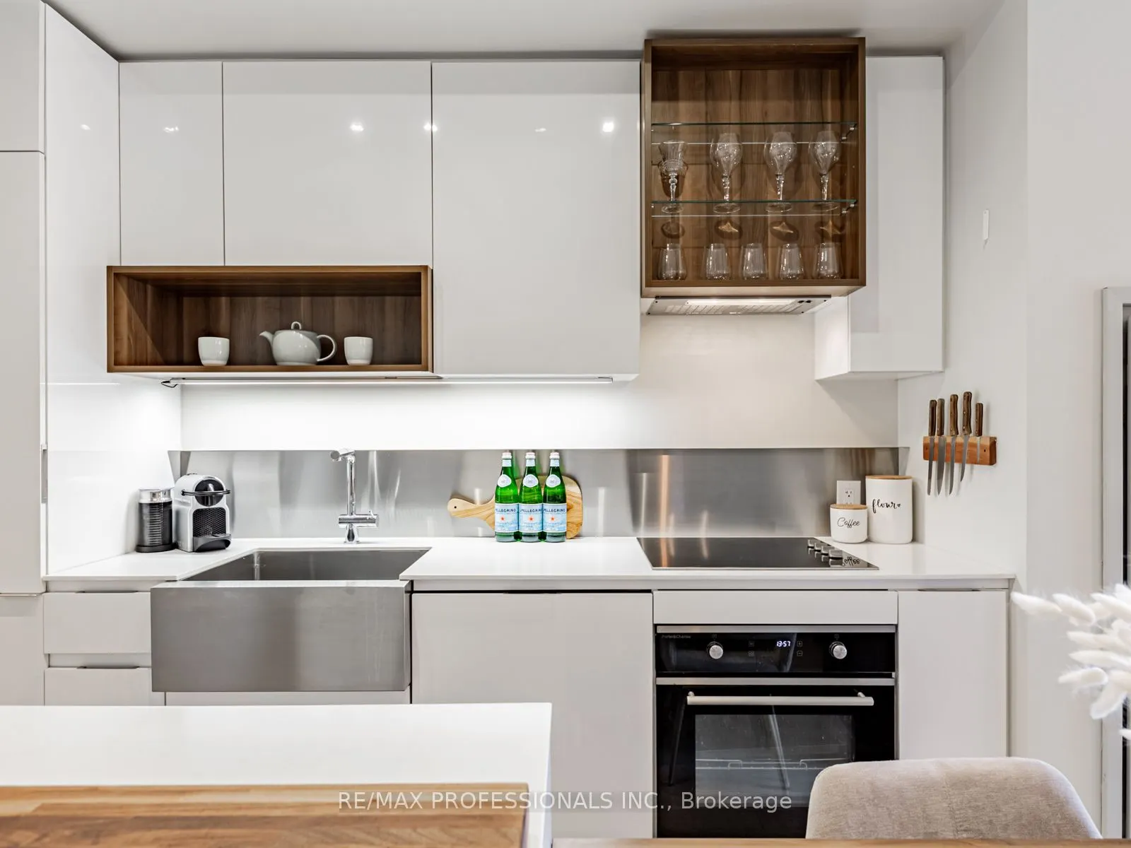 383 Sorauren Avenue, #401