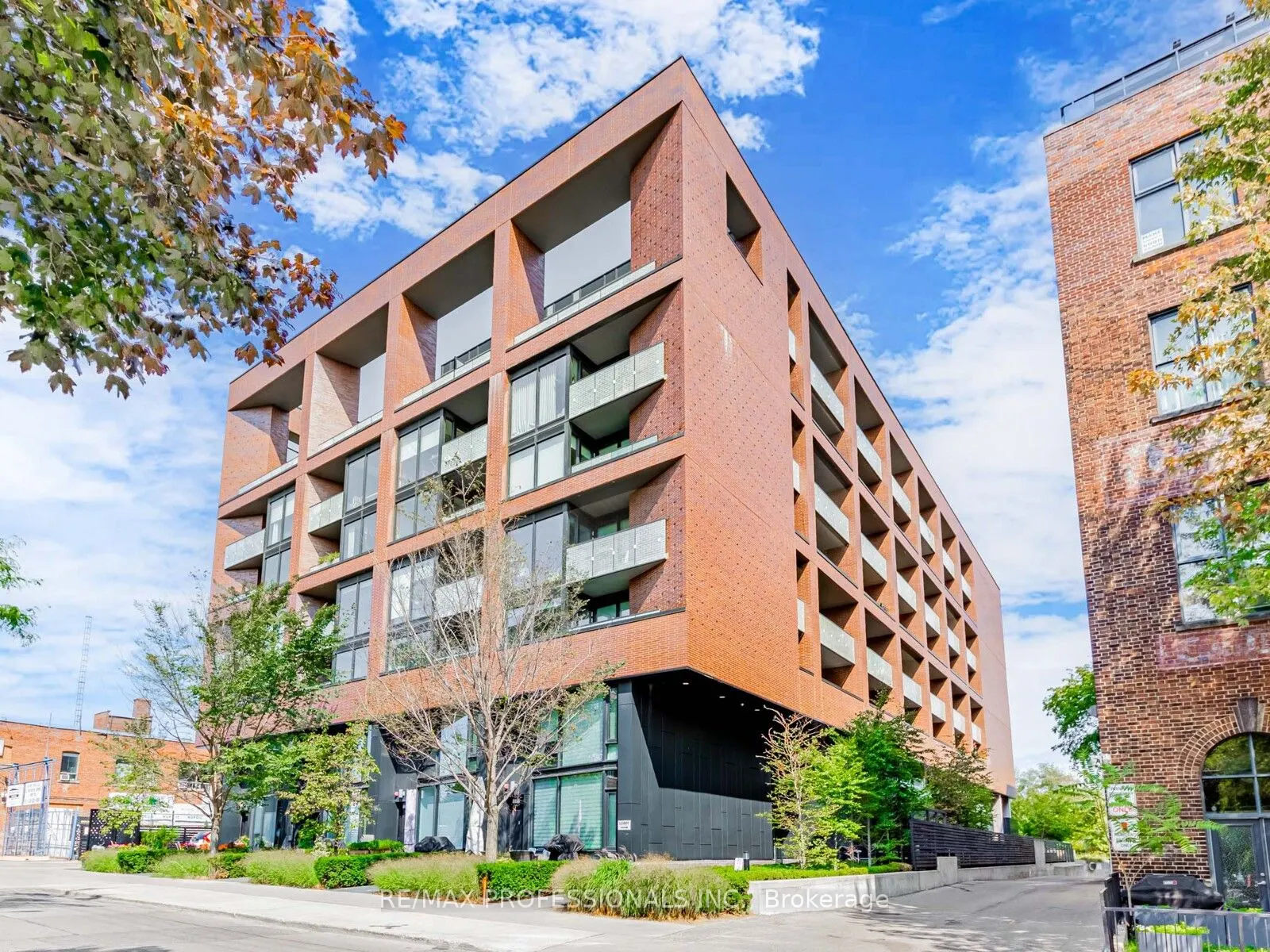 383 Sorauren Avenue, #401