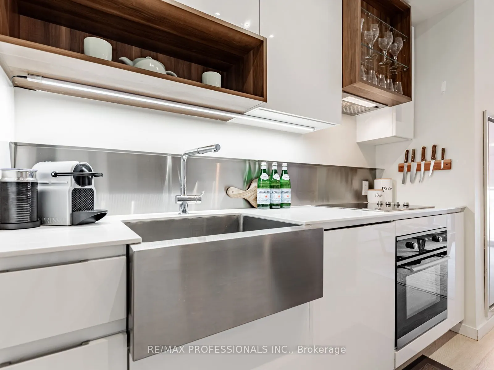 383 Sorauren Avenue, #401
