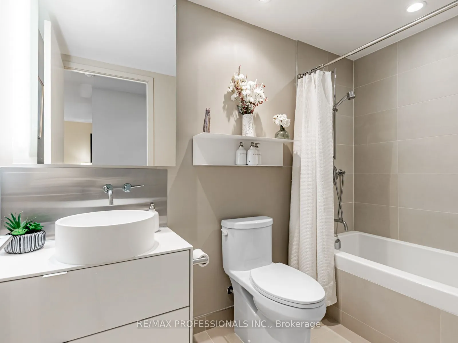 383 Sorauren Avenue, #401