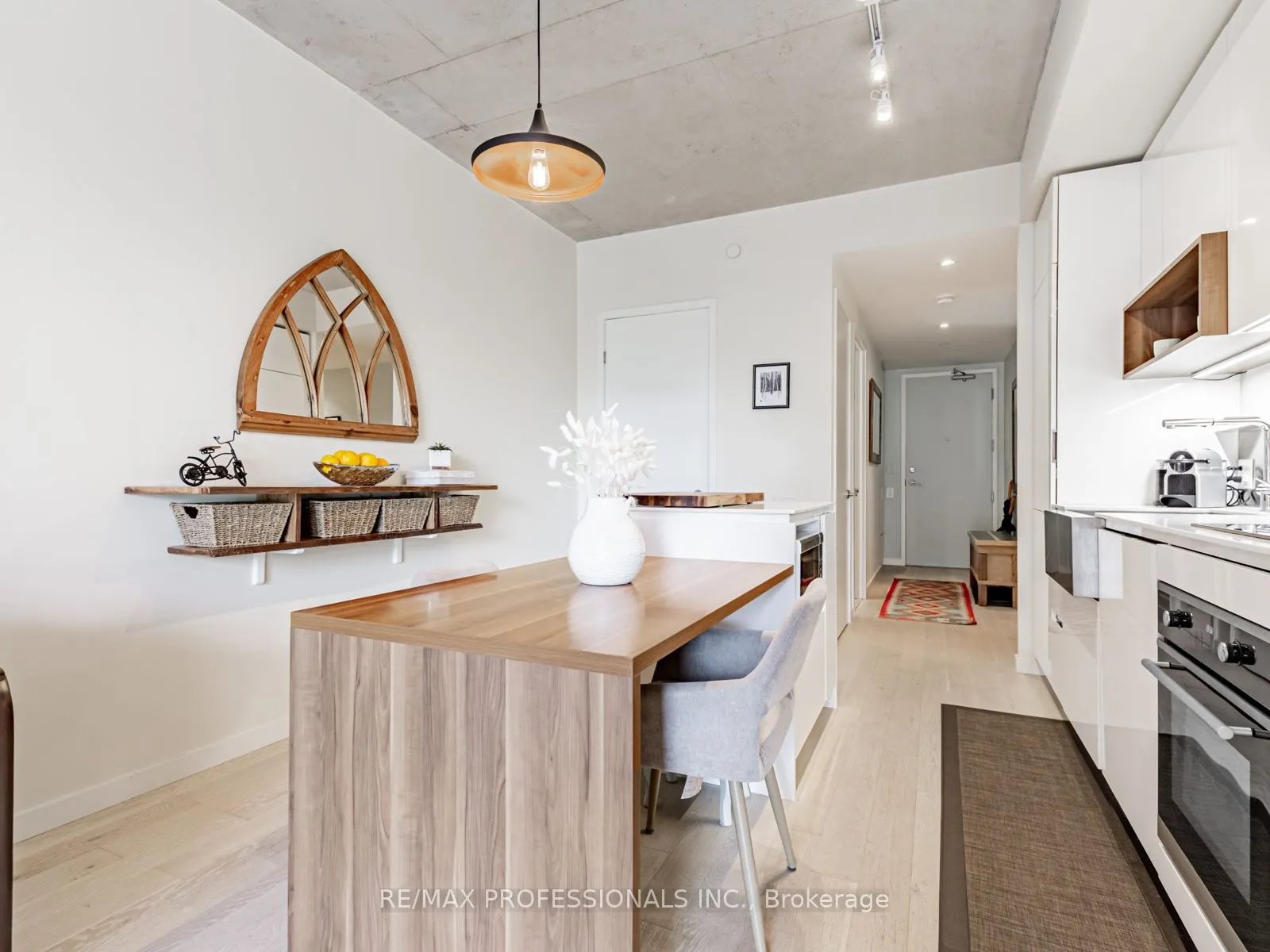 383 Sorauren Avenue, #401