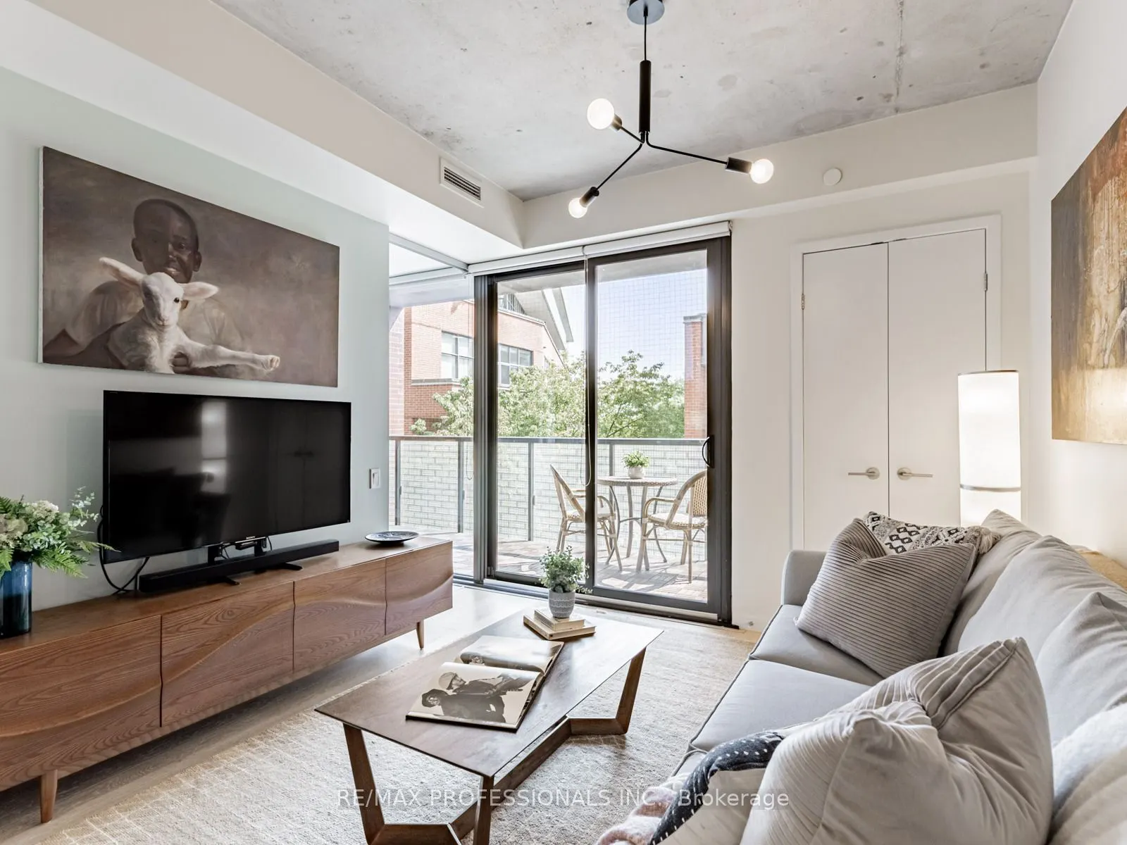 383 Sorauren Avenue, #401