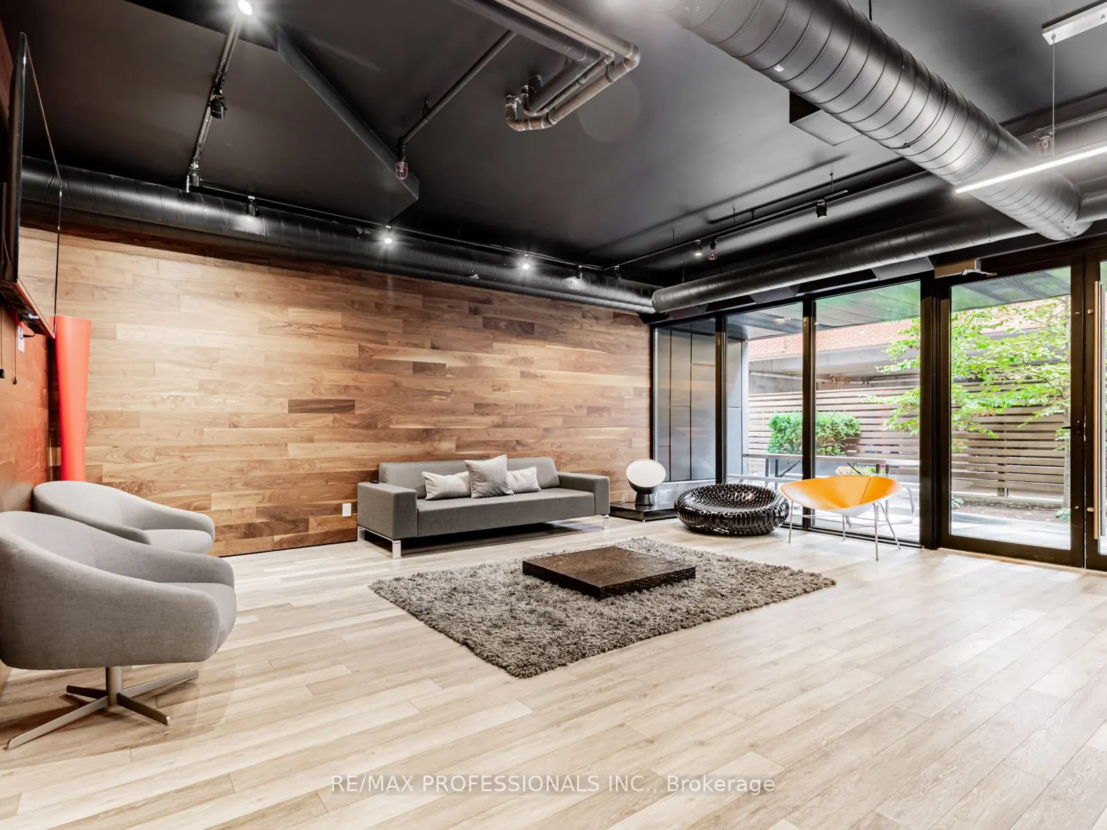 383 Sorauren Avenue, #401