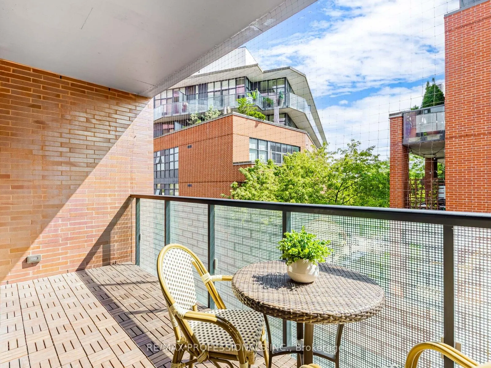 383 Sorauren Avenue, #401