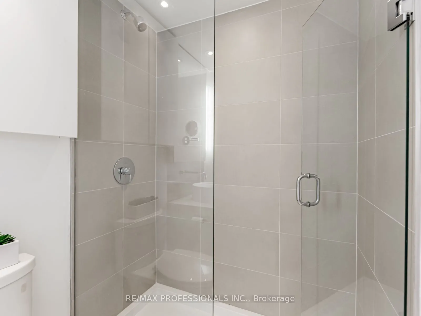 383 Sorauren Avenue, #401