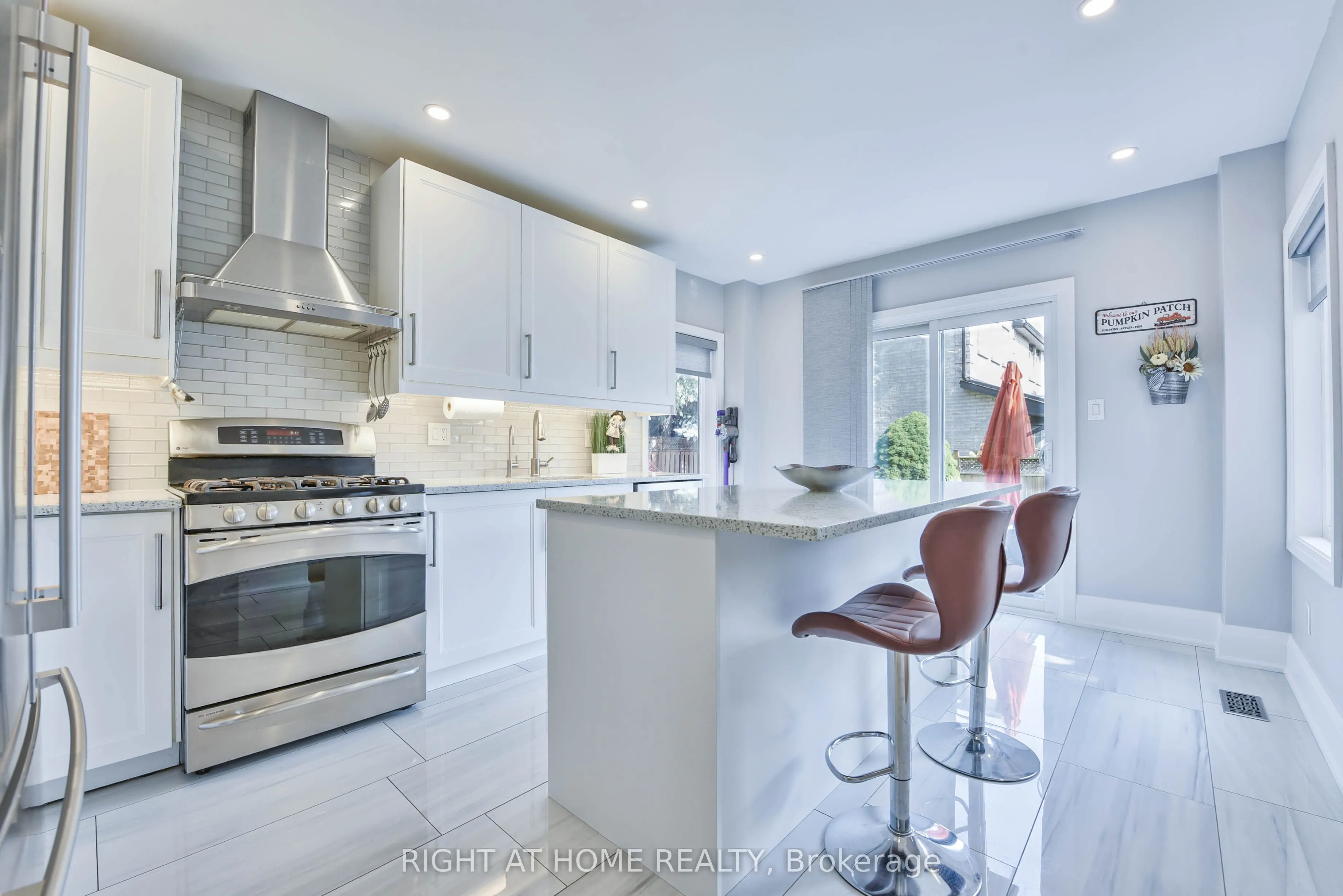 1517 Queensbury Crescent