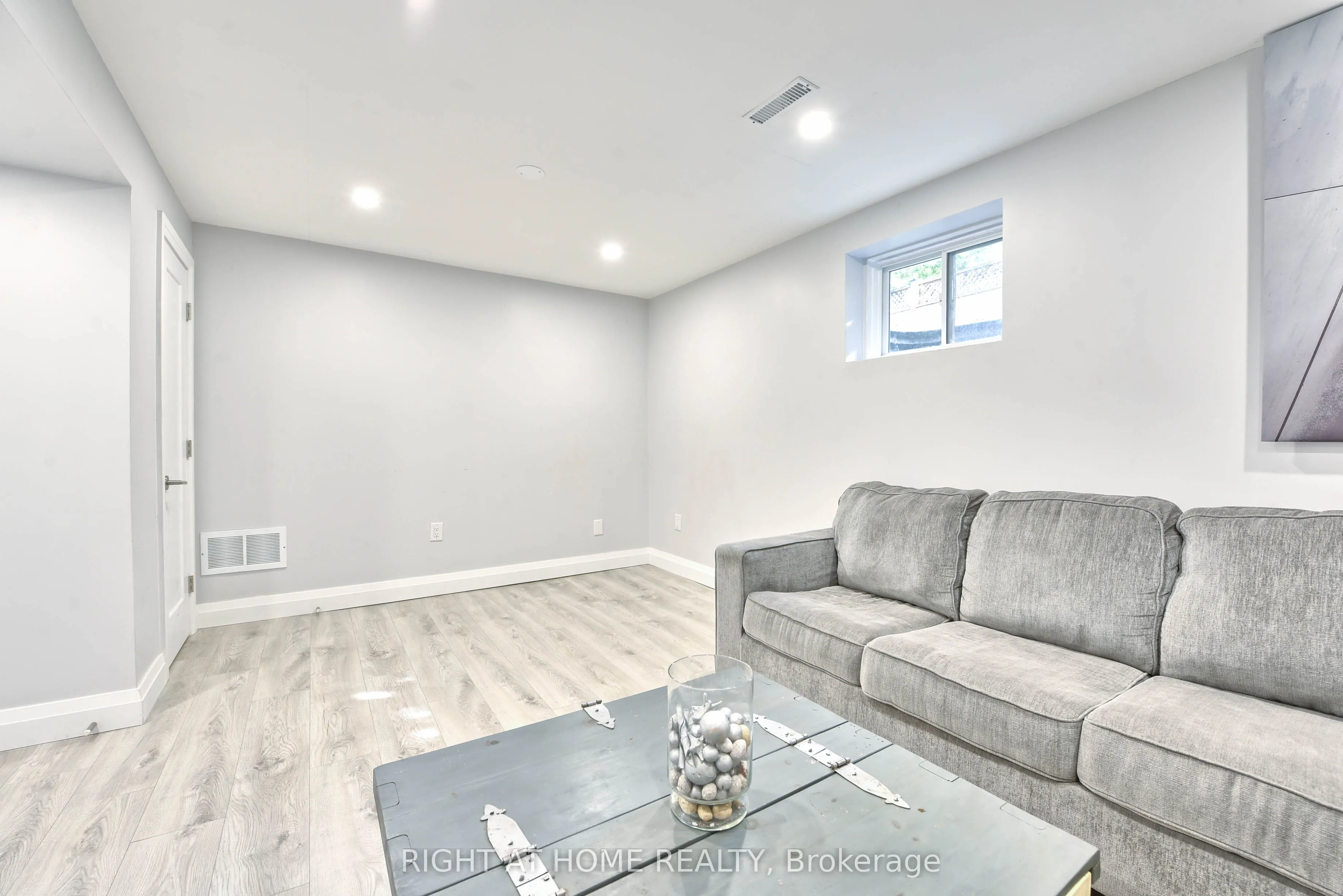 1517 Queensbury Crescent