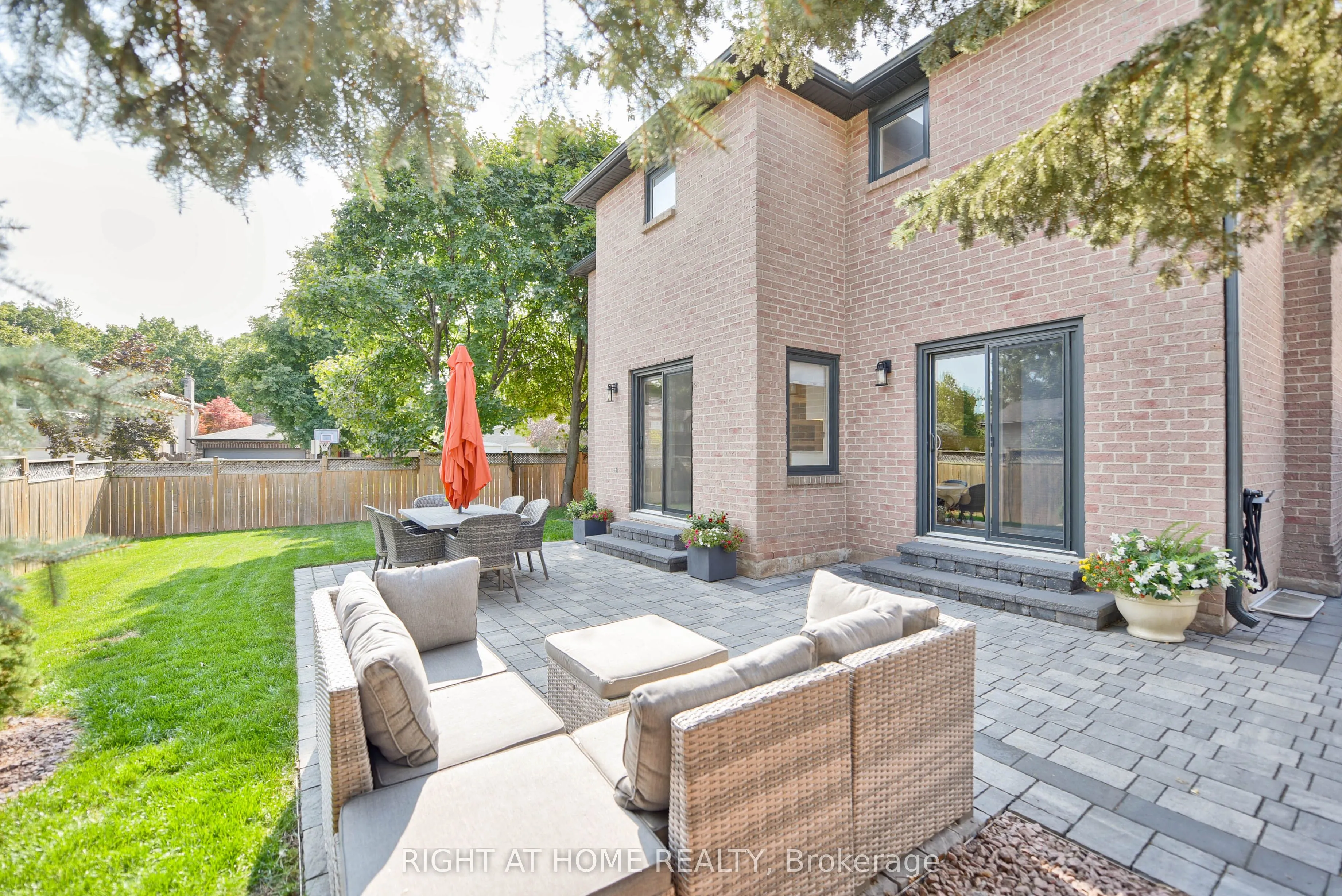 1517 Queensbury Crescent