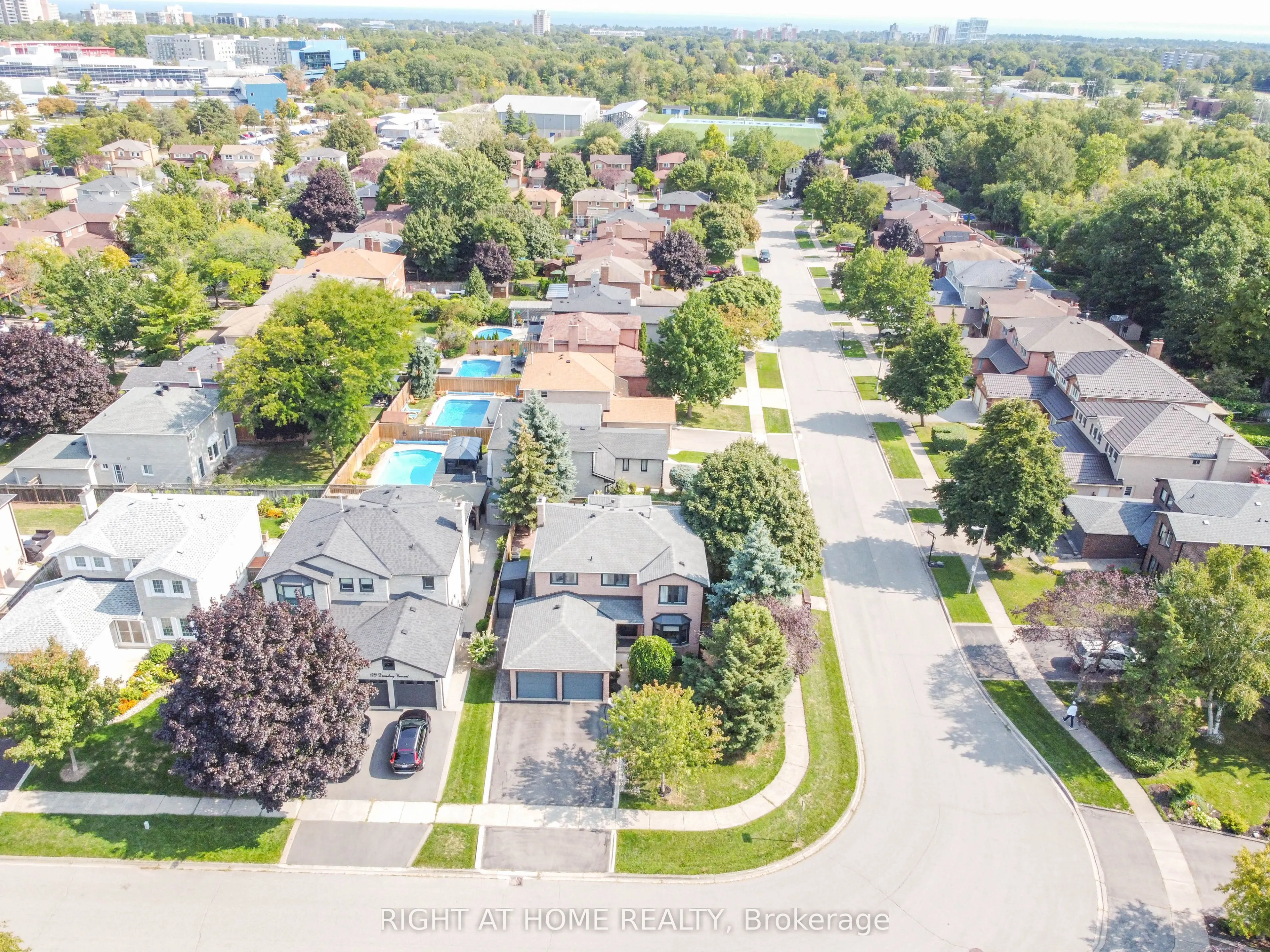 1517 Queensbury Crescent