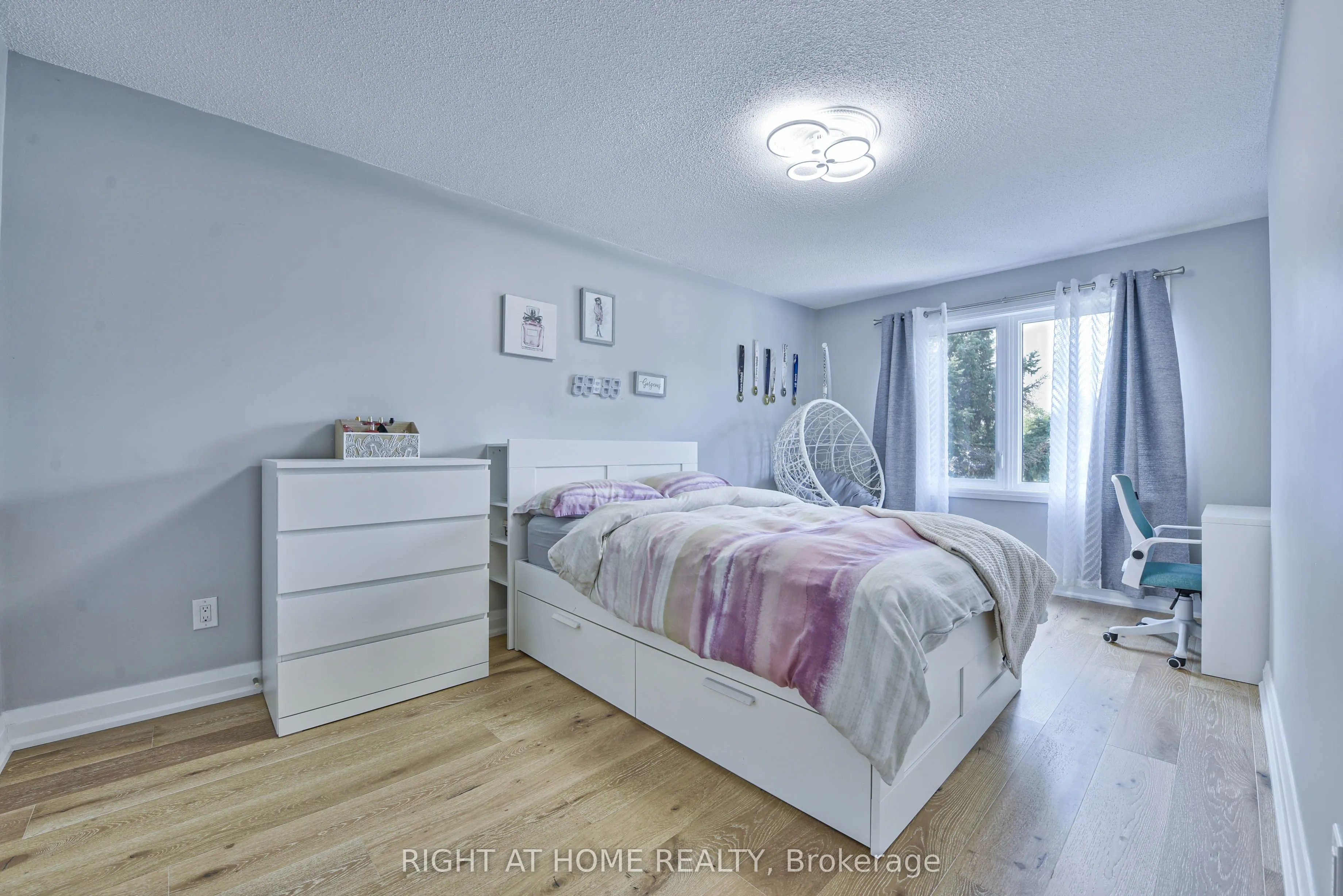 1517 Queensbury Crescent