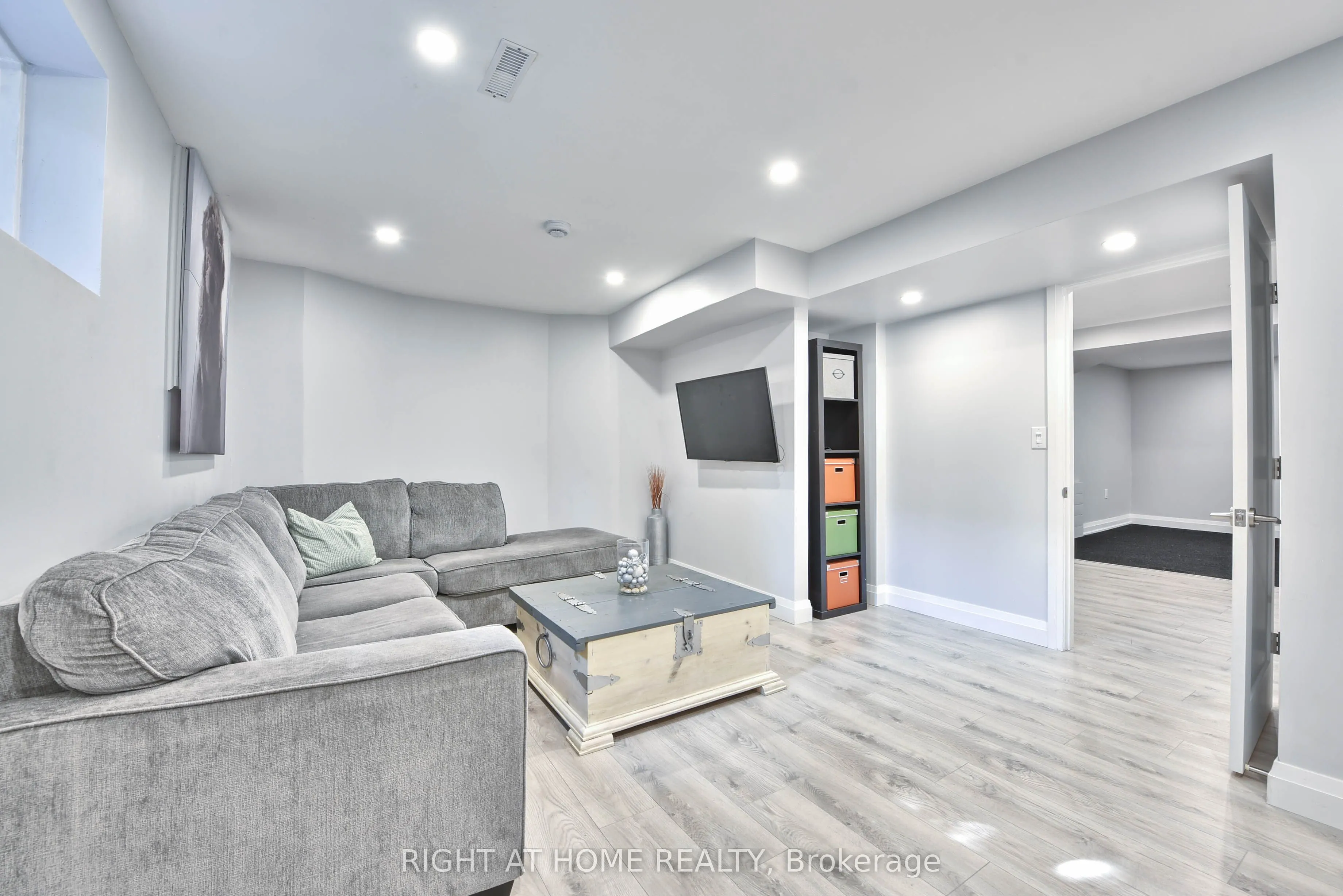 1517 Queensbury Crescent