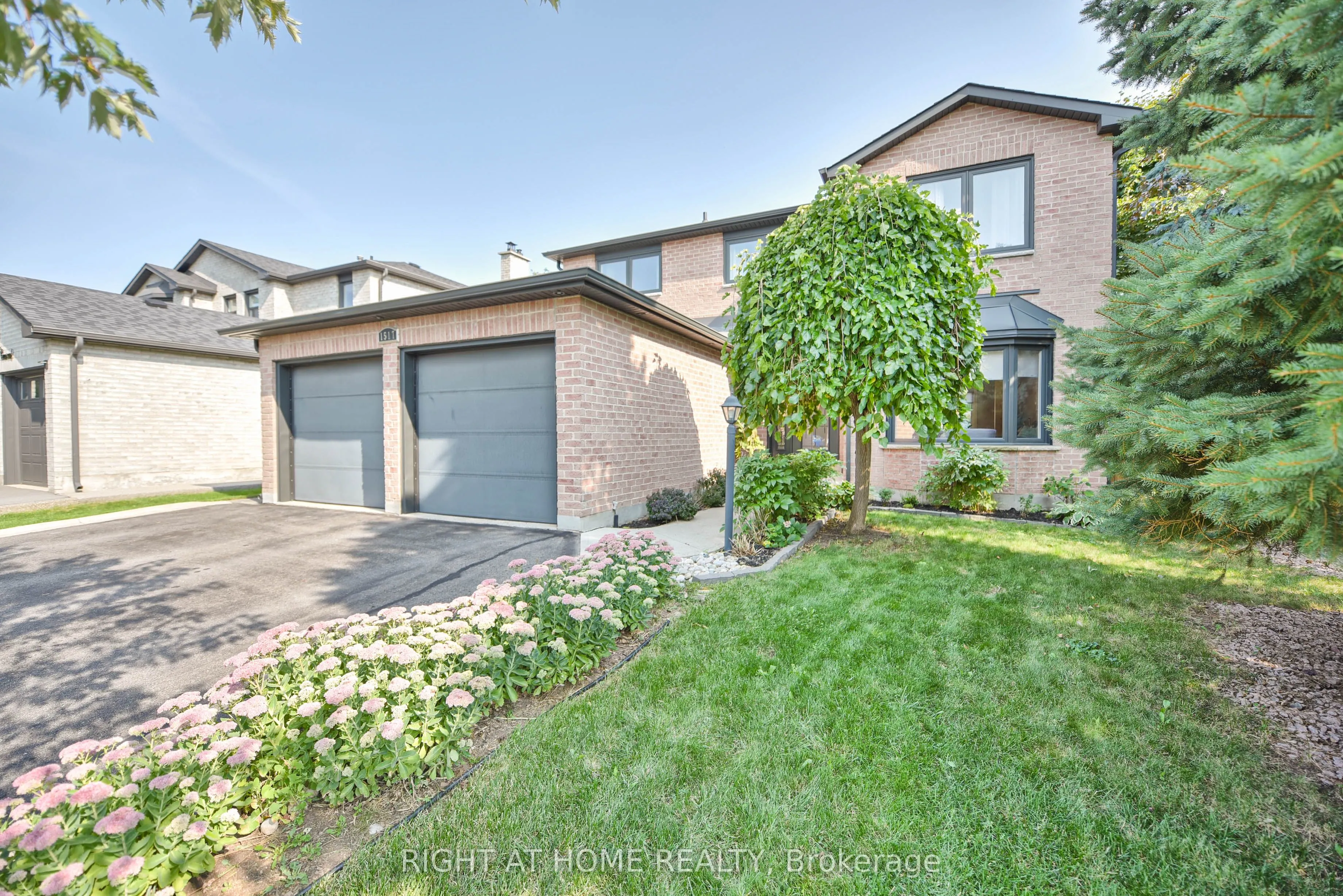 1517 Queensbury Crescent