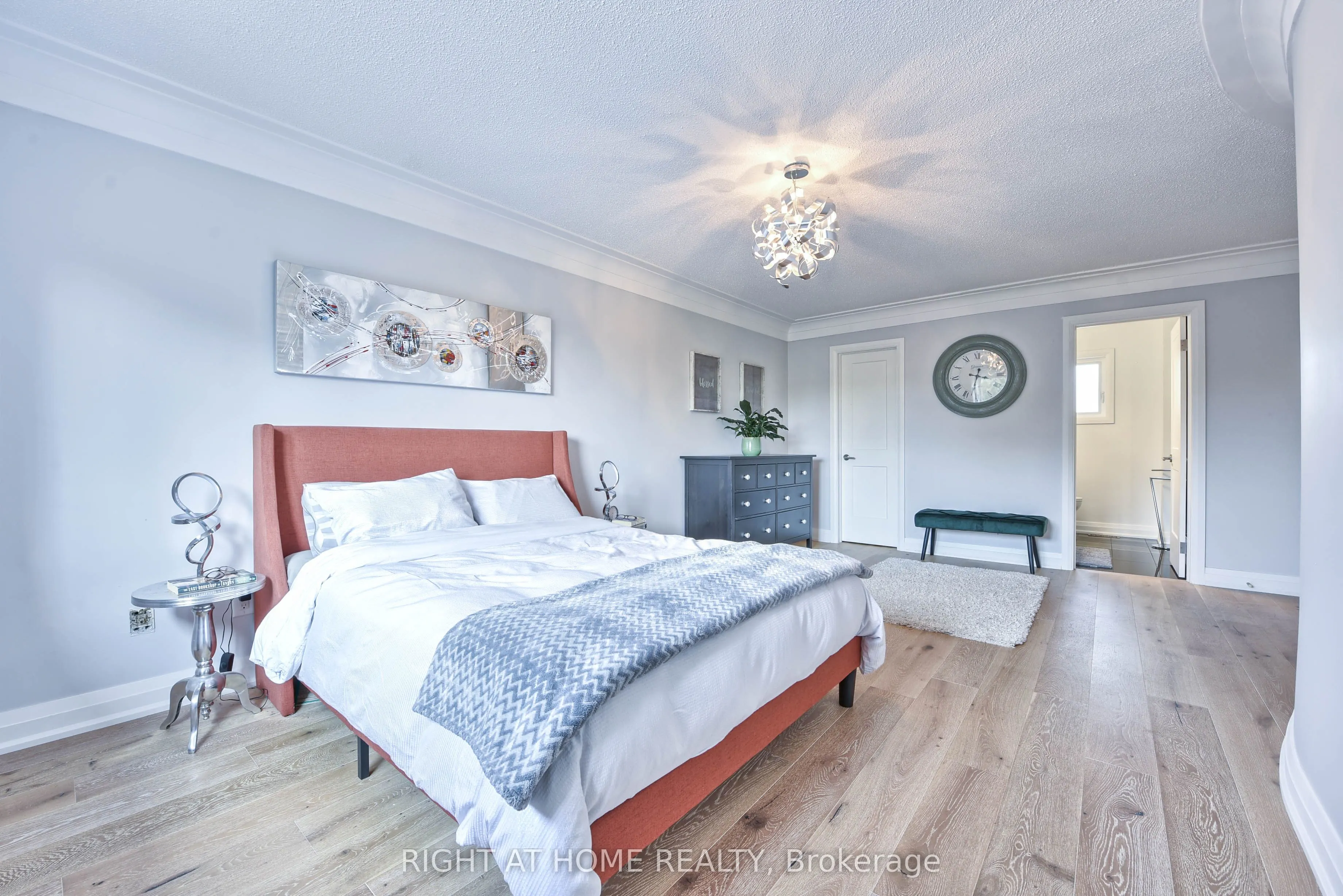 1517 Queensbury Crescent