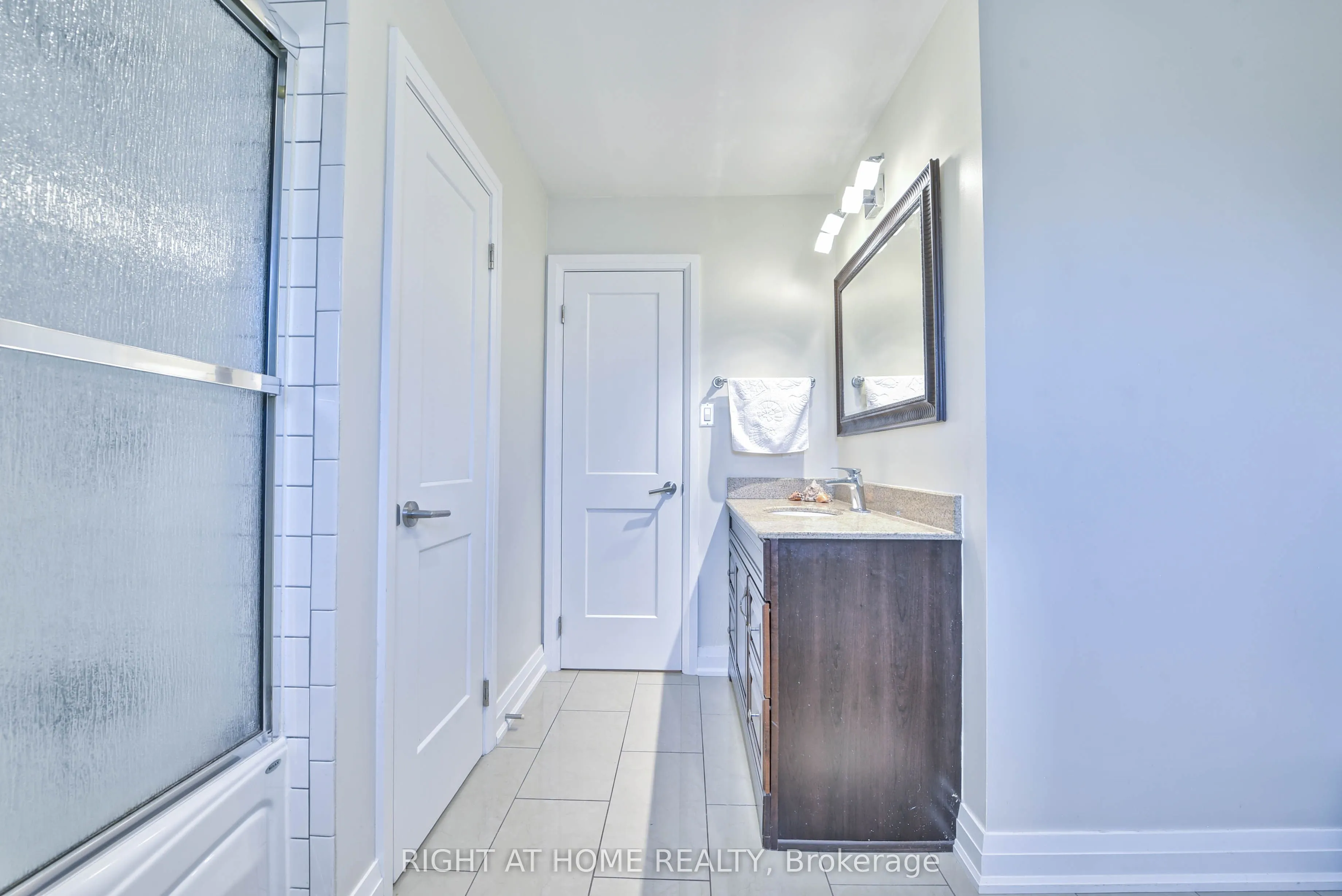 1517 Queensbury Crescent
