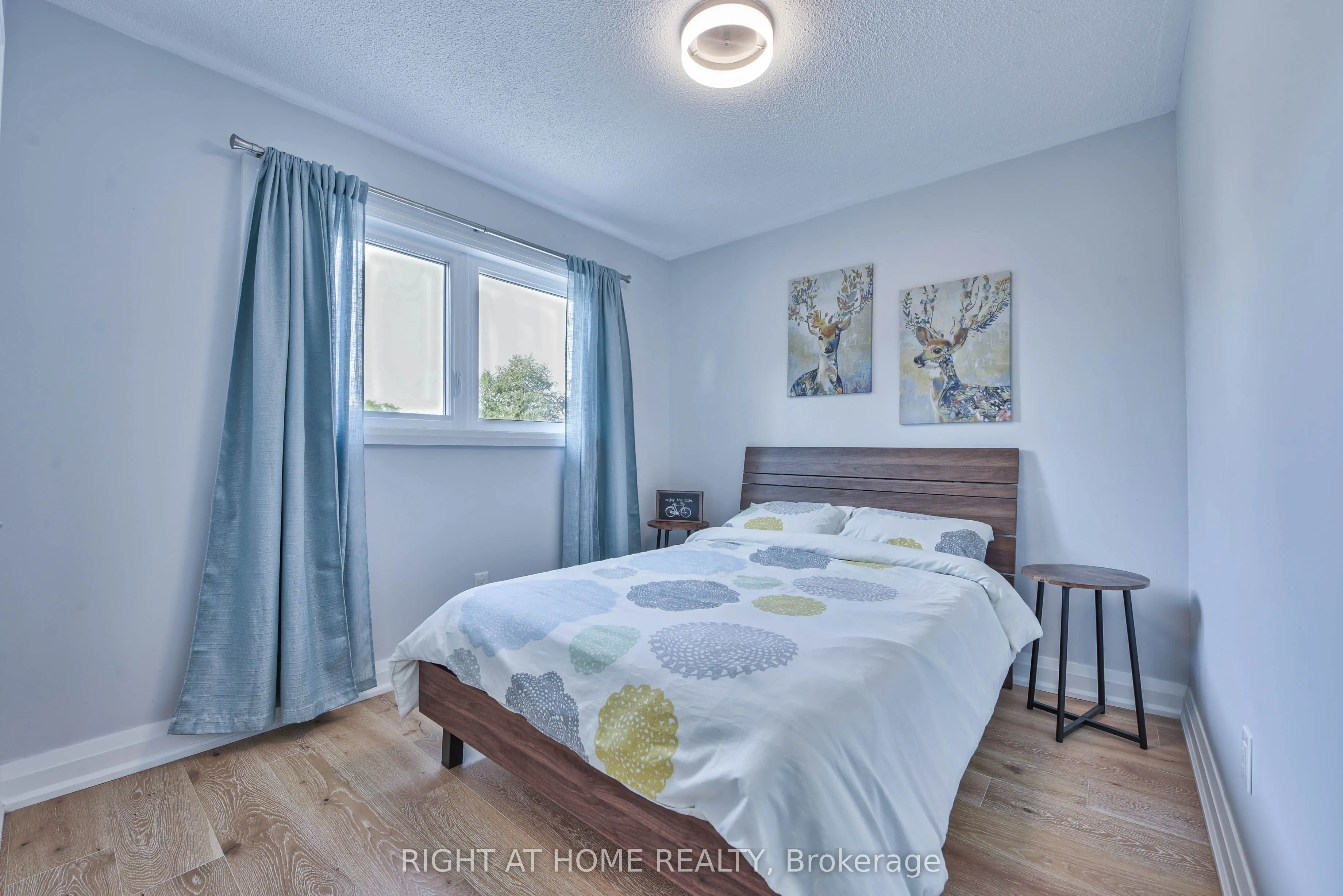 1517 Queensbury Crescent