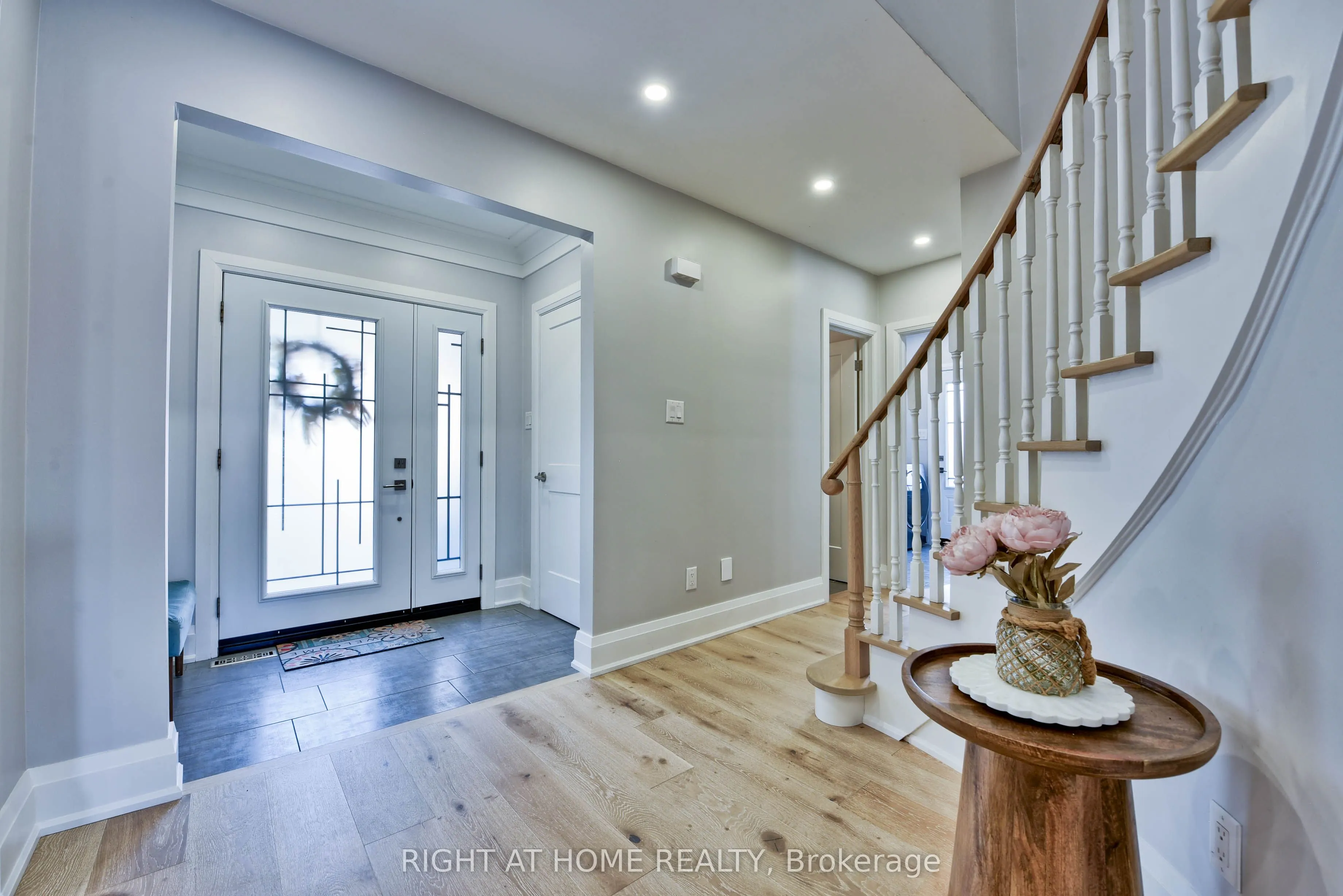 1517 Queensbury Crescent