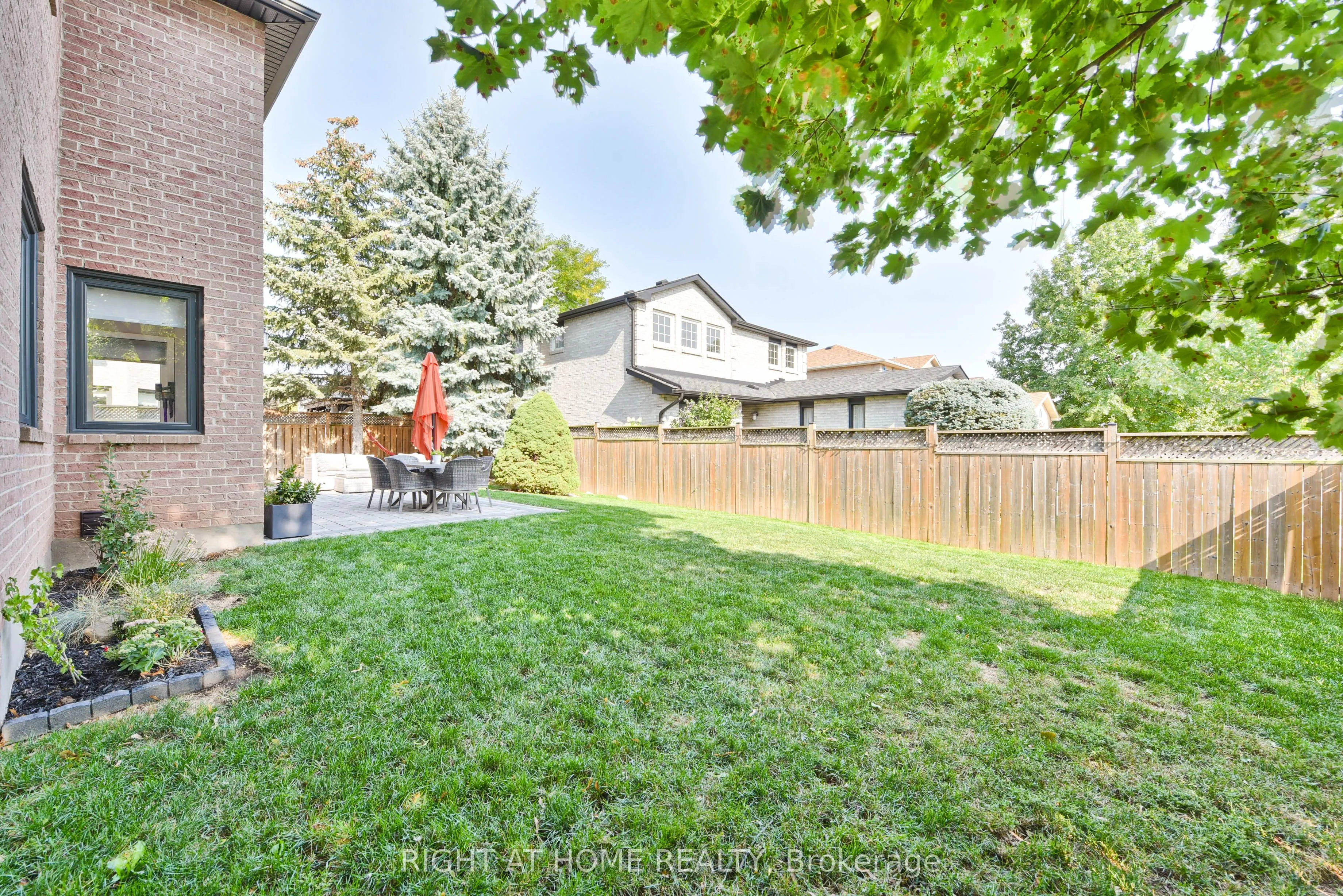 1517 Queensbury Crescent