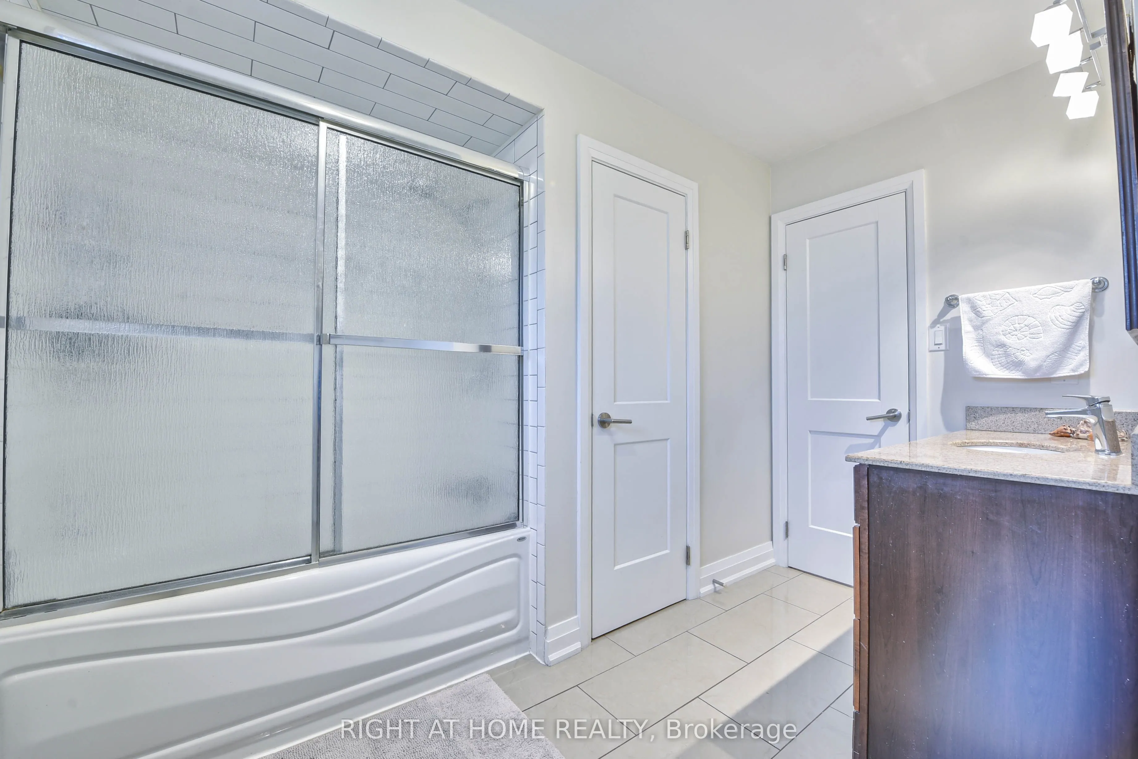 1517 Queensbury Crescent
