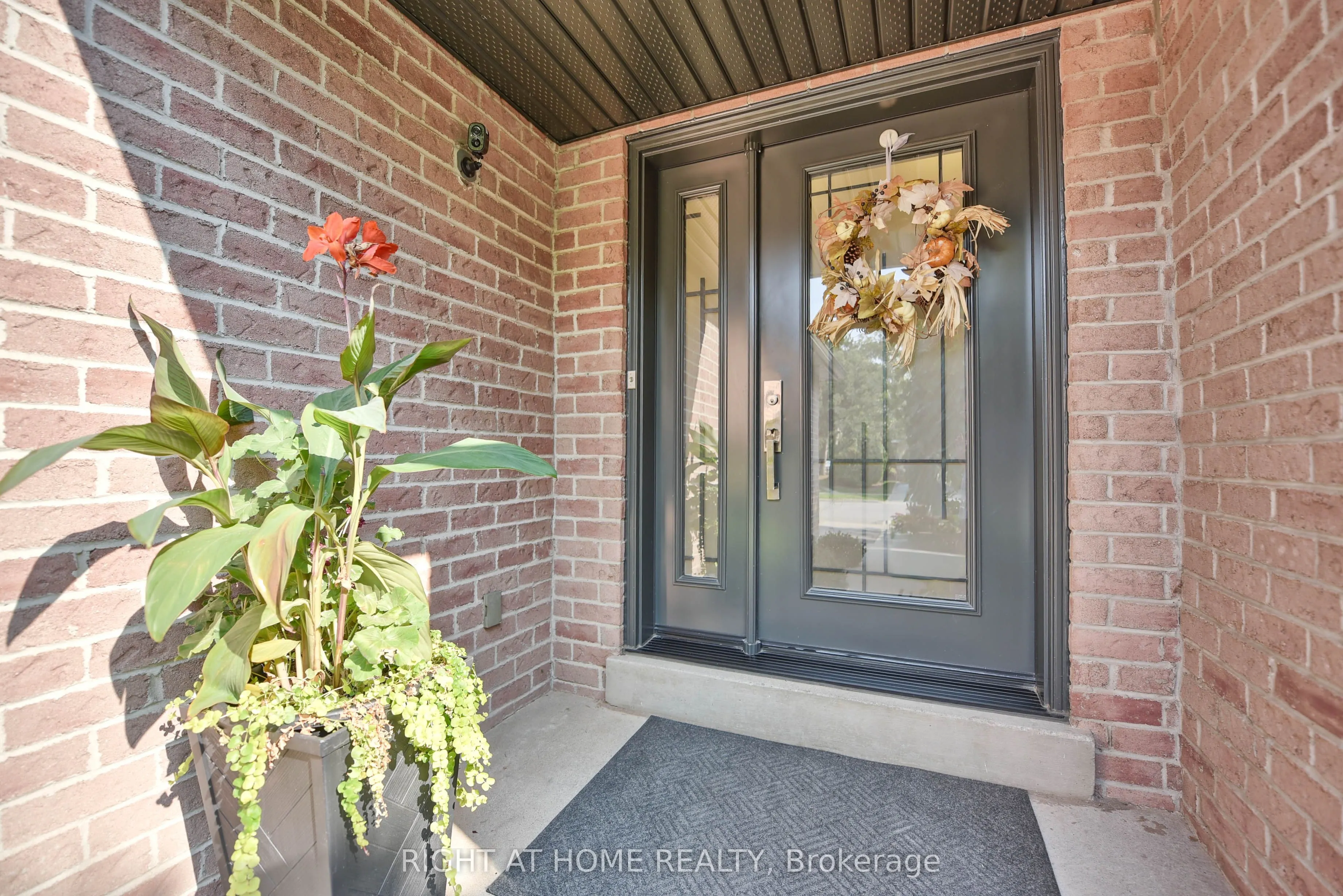 1517 Queensbury Crescent