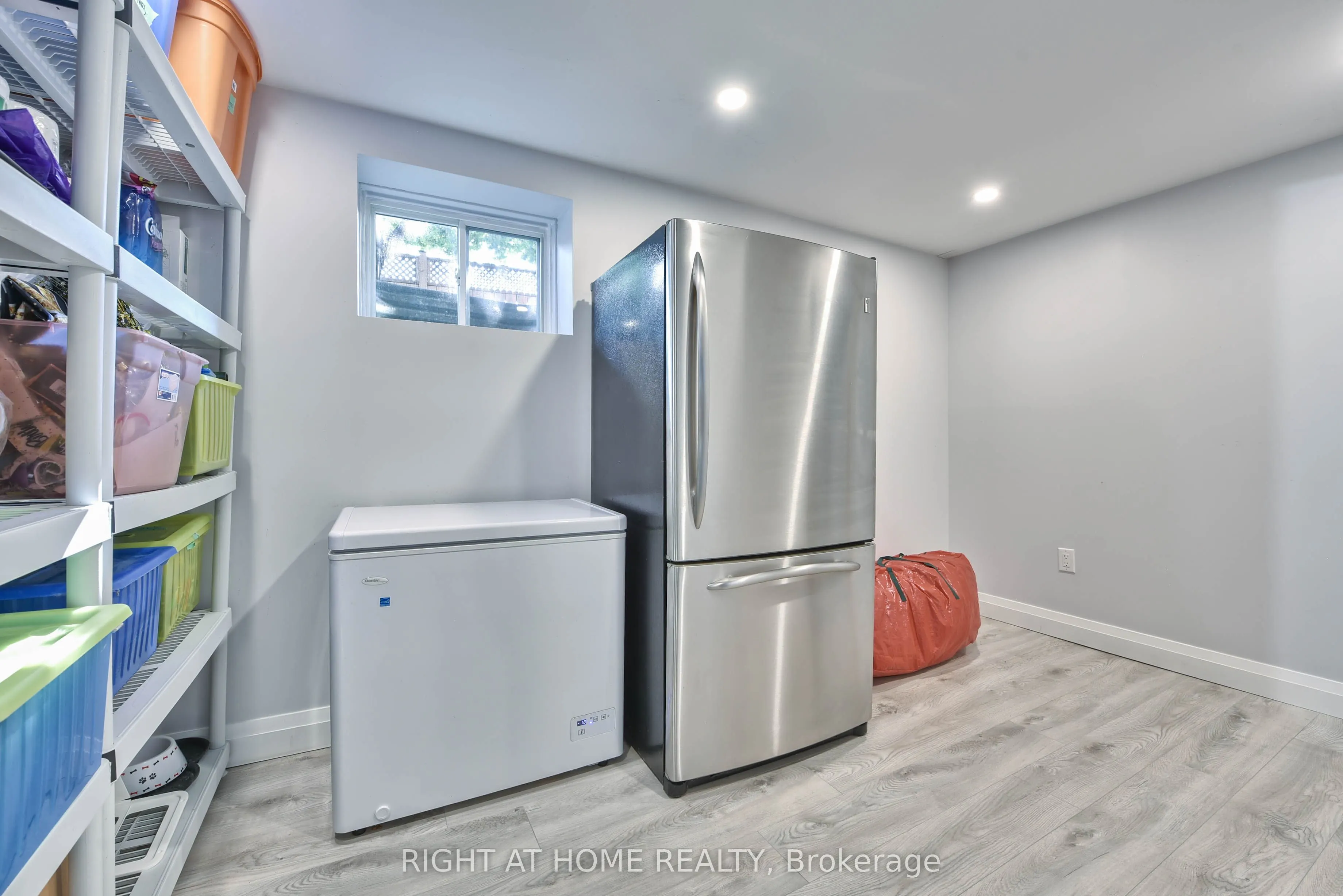 1517 Queensbury Crescent
