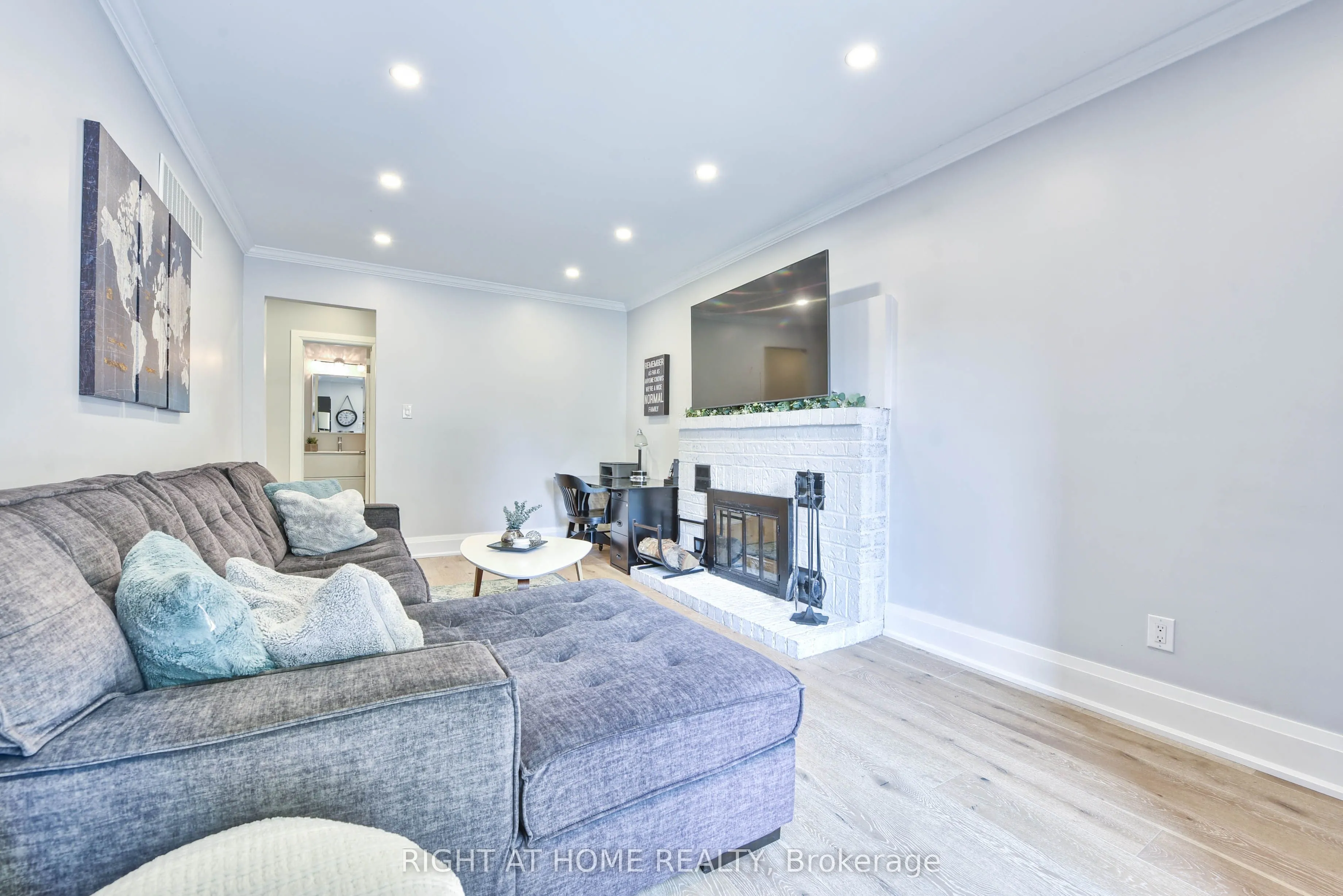 1517 Queensbury Crescent