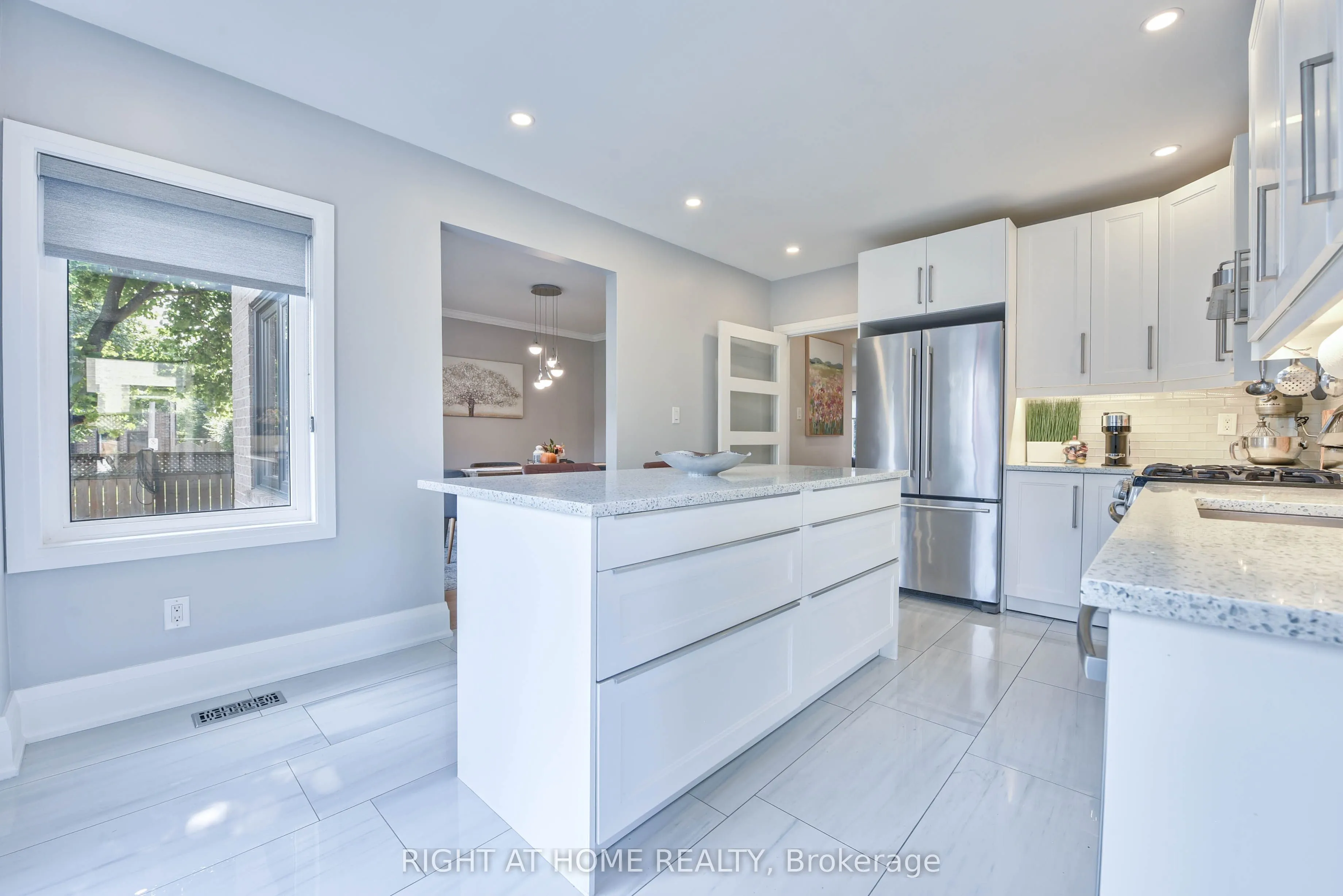 1517 Queensbury Crescent