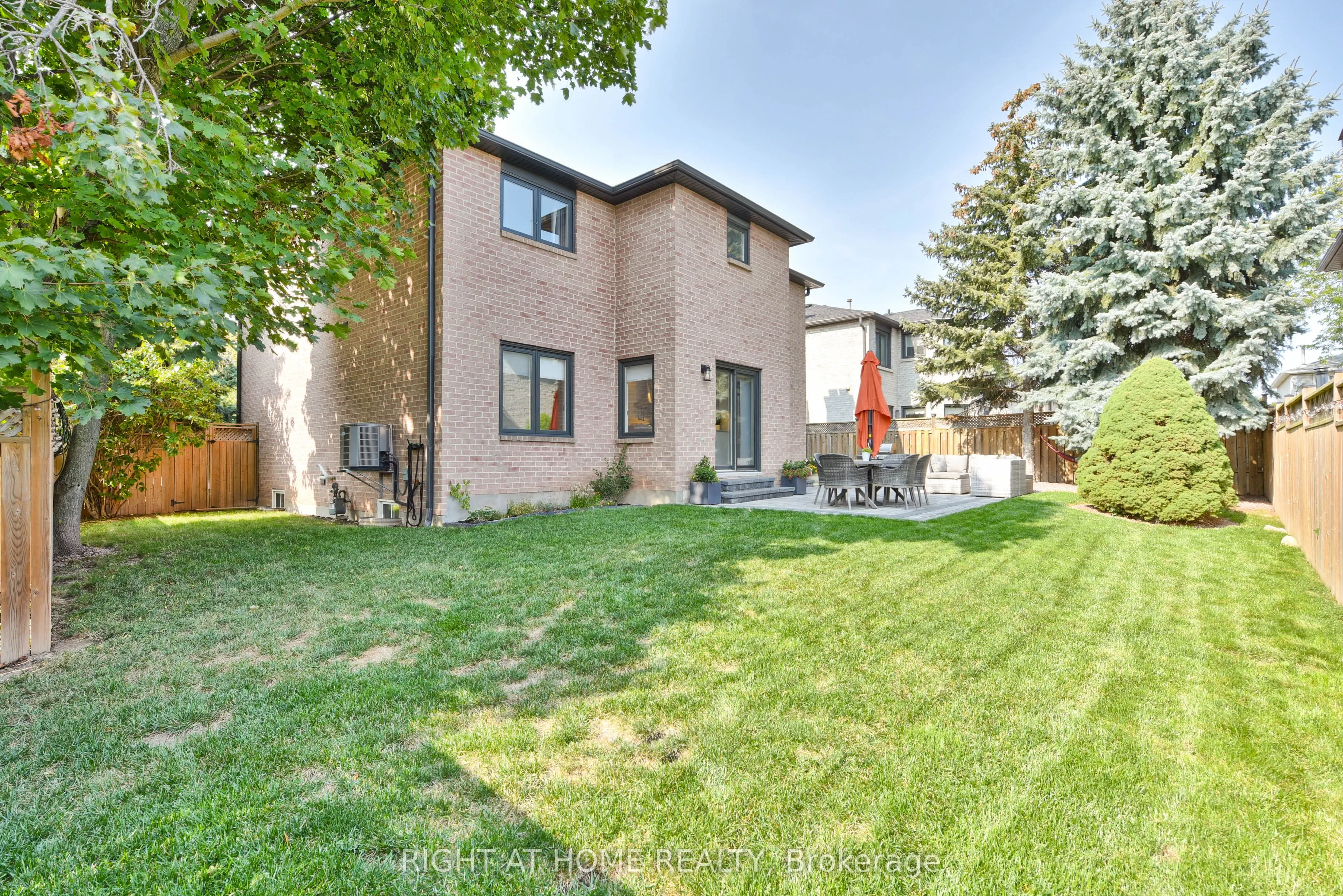 1517 Queensbury Crescent