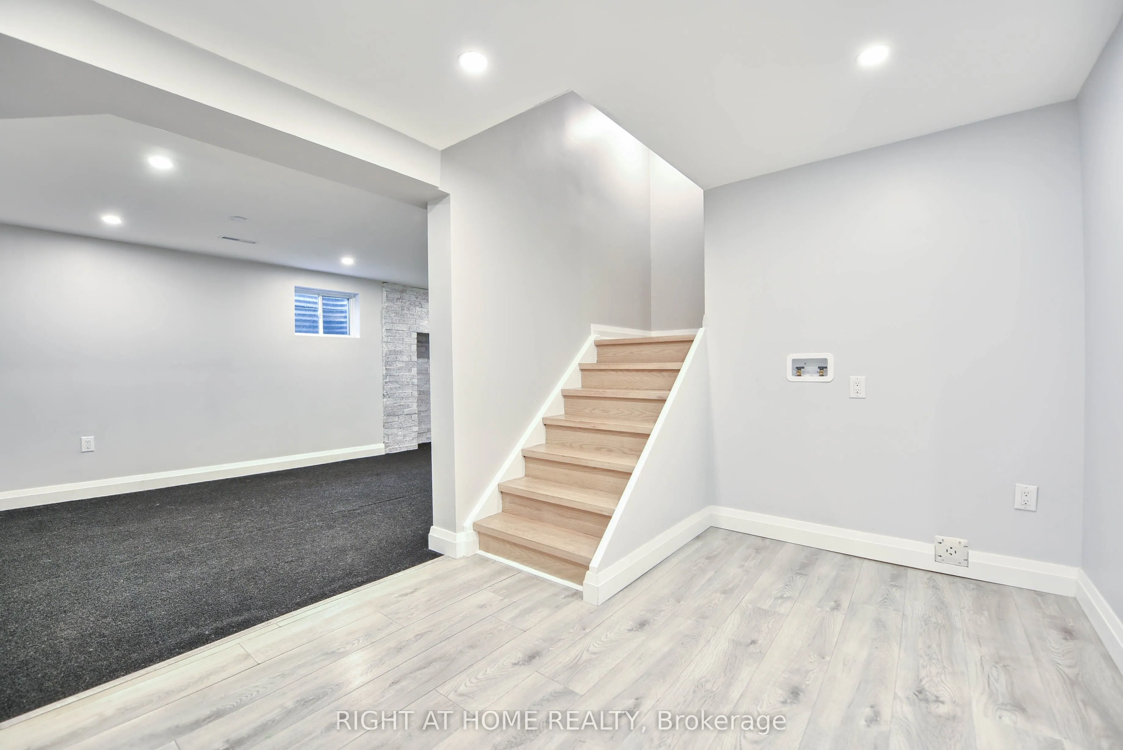 1517 Queensbury Crescent