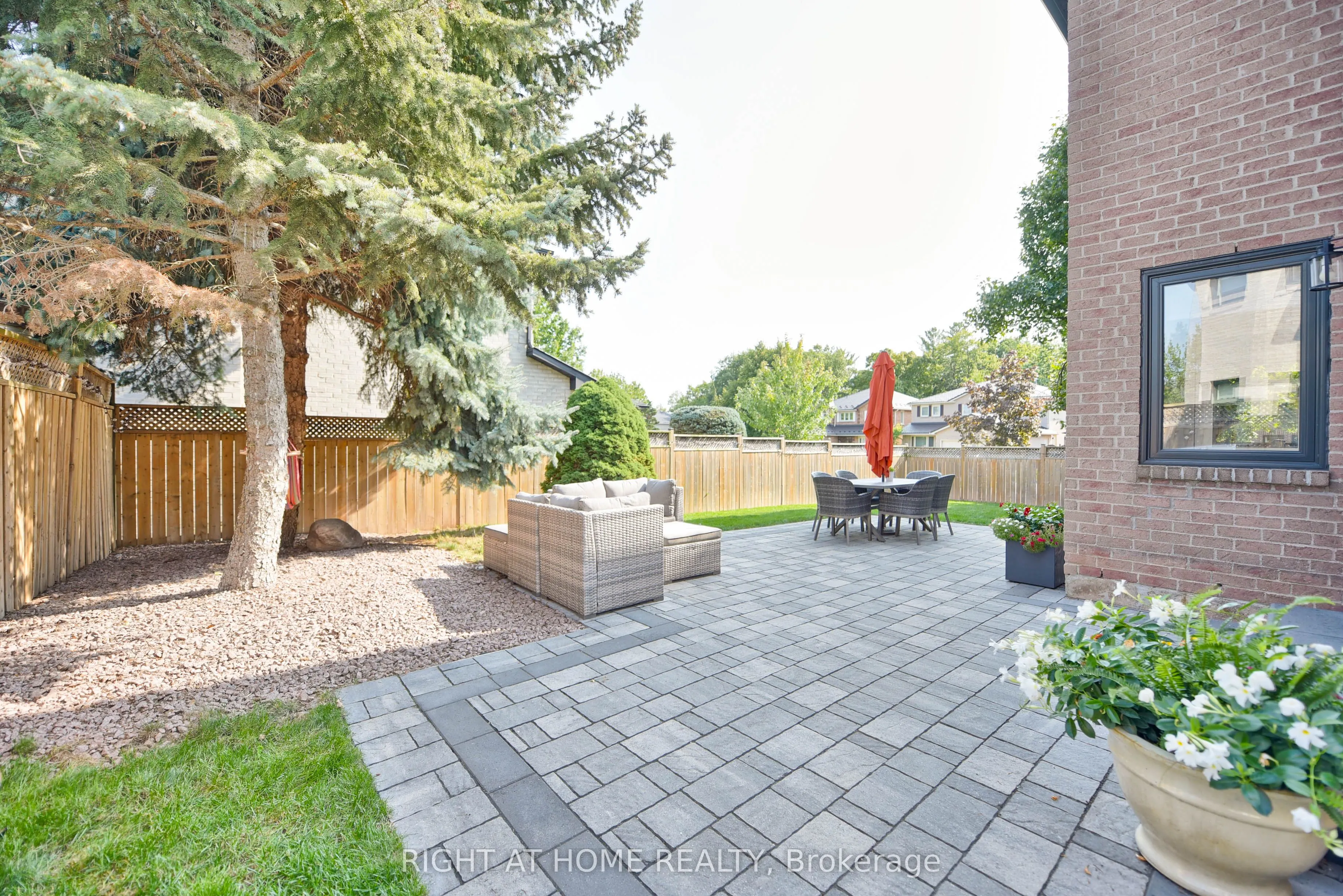 1517 Queensbury Crescent