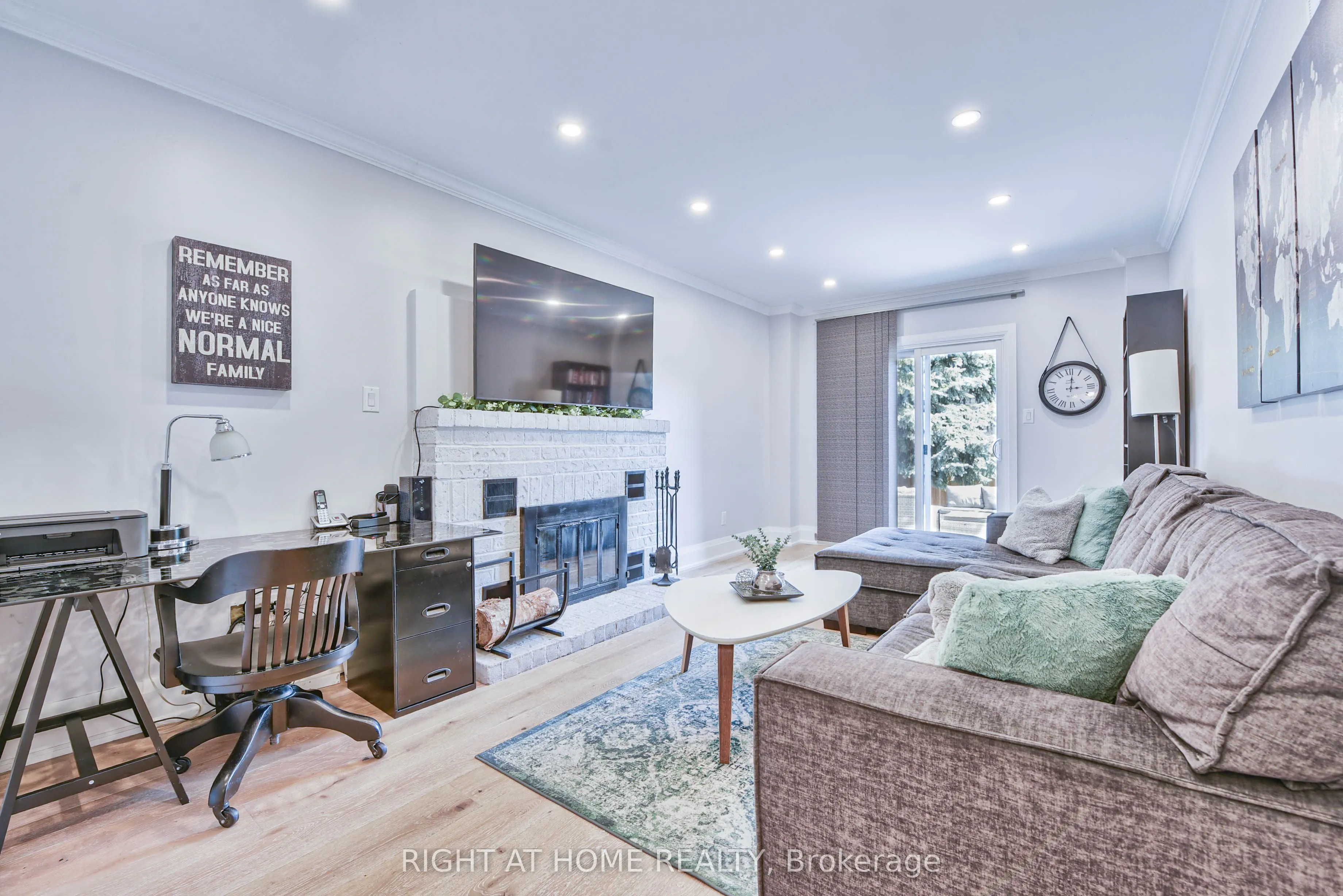 1517 Queensbury Crescent