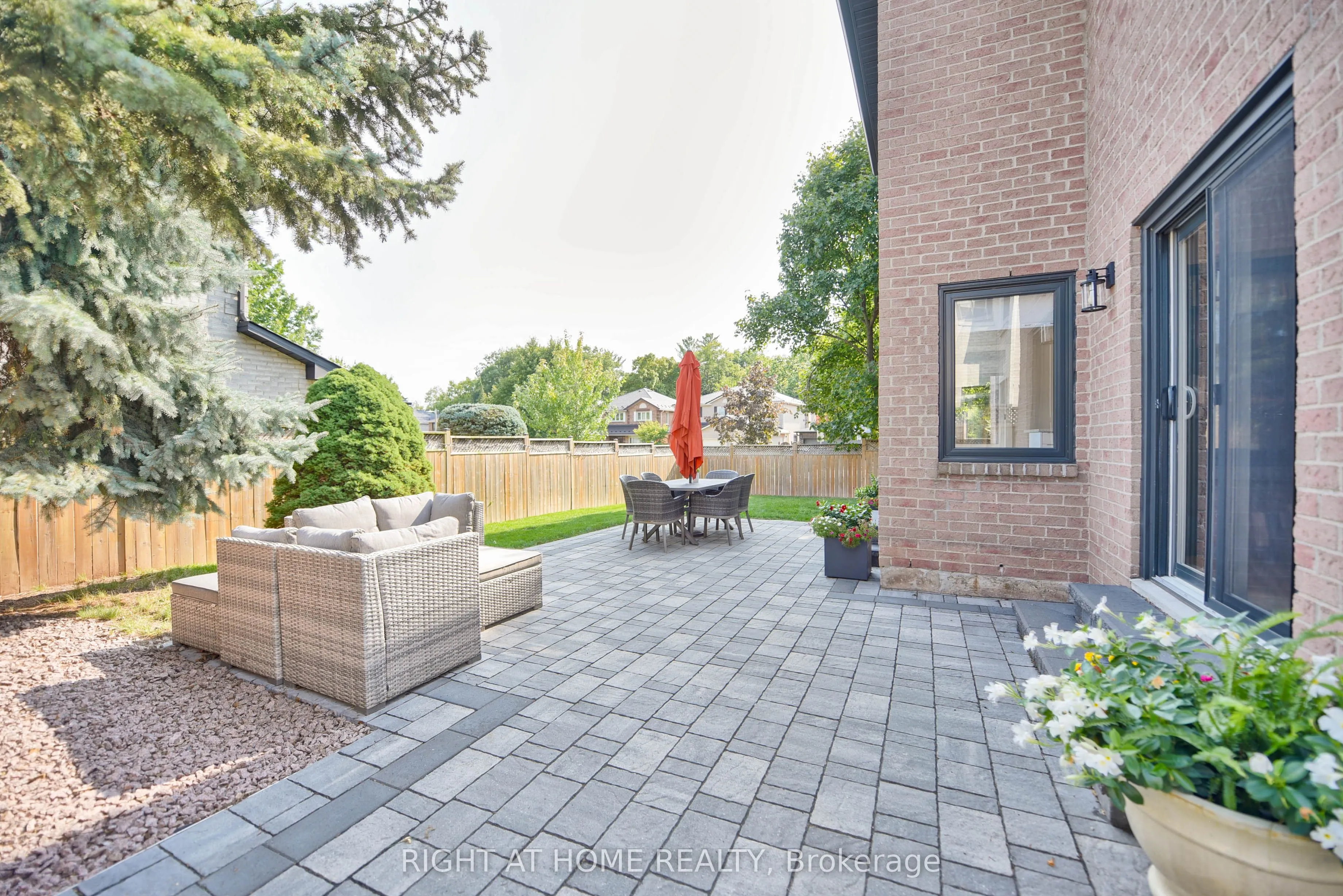1517 Queensbury Crescent