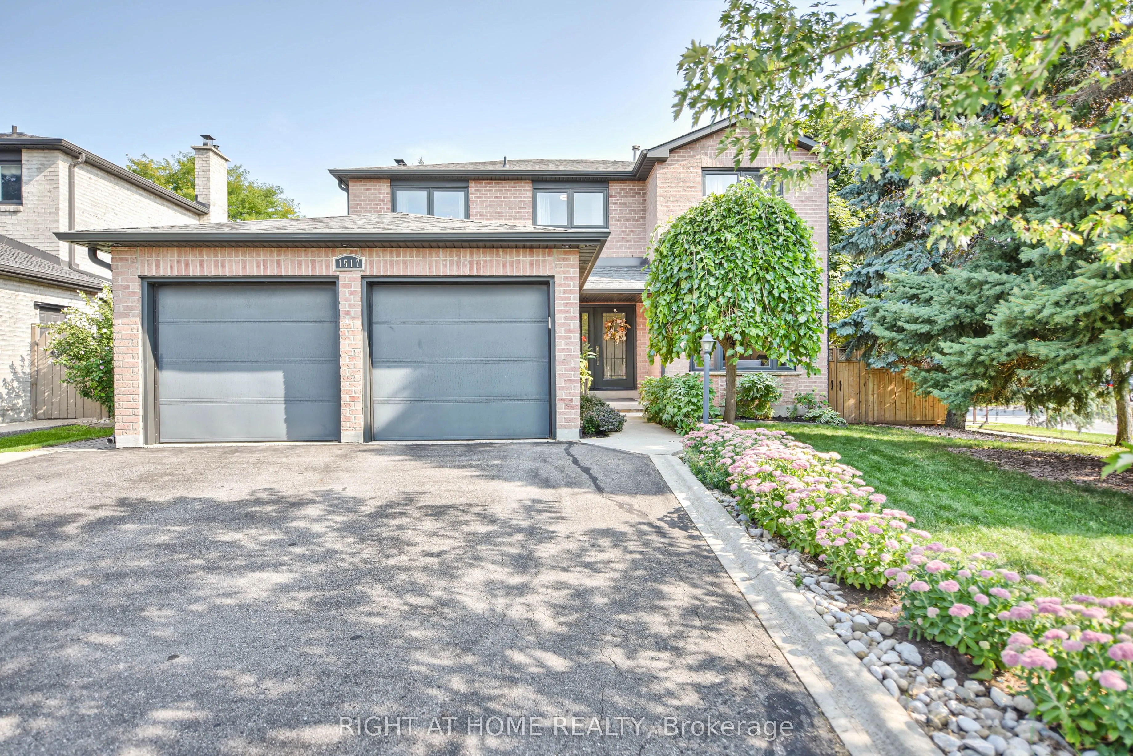 1517 Queensbury Crescent